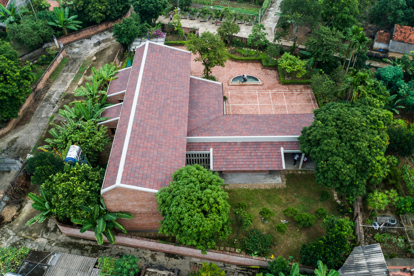 Để tạo không gian lớn, phần mái sử dụng hệ kết cấu kết hợp với bê tông giúp tiết kiệm chi phí và không phải sử dụng những cây gỗ quá lớn, quá dài và khó tìm. Toàn bộ đồ dùng và hệ cửa trong nhà cũng được sử dụng gỗ xoan.