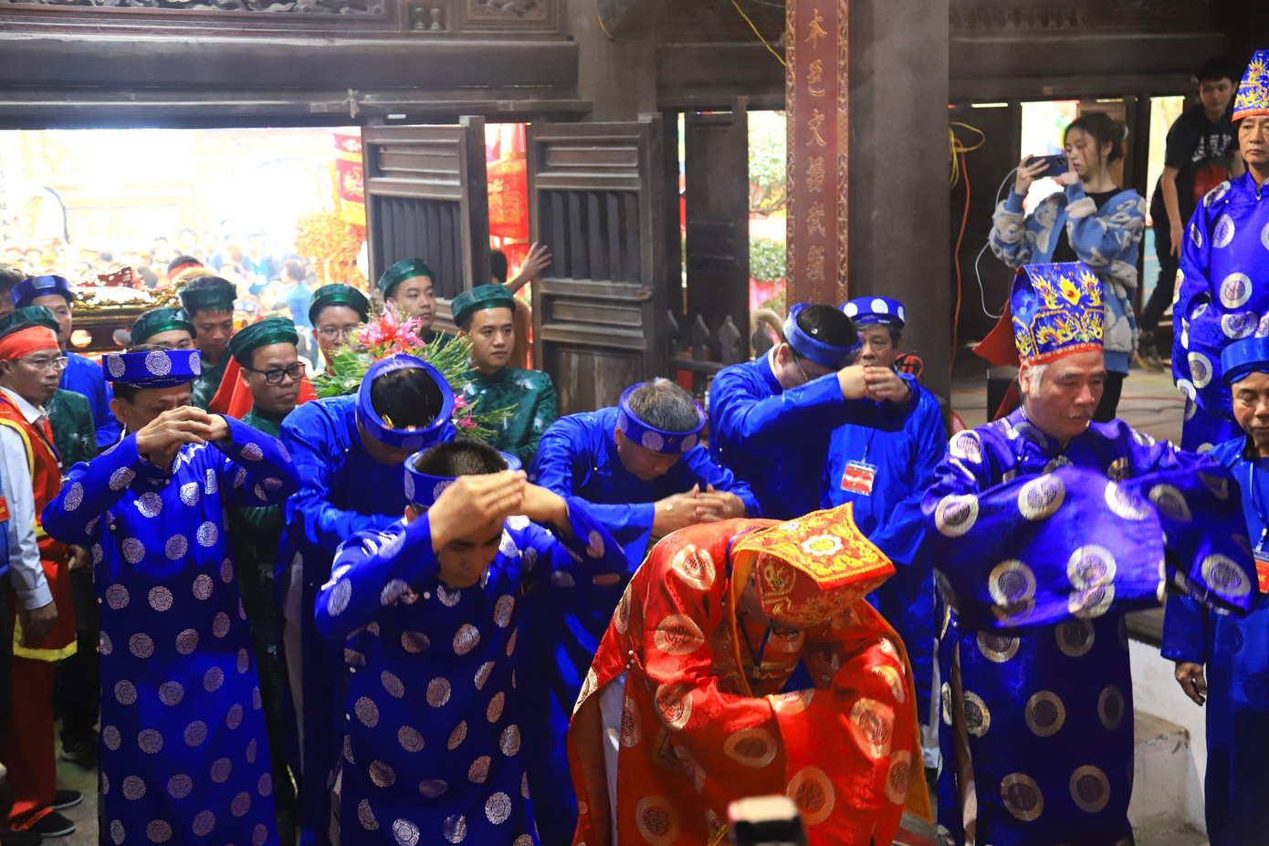 Theo đó, lễ rước nước, tắm bài vị, rước bài vị được diễn ra từ Miếu Bát Tràng và rước về Đình Bát Tràng, buổi lễ diễn ra trong không khí trang nghiêm với cờ phướn và kiệu đỏ rực rỡ. Mâm lễ dâng lên bề trên được gọi là Tam chính gồm 1 con trâu tơ thui béo, 1 con dê thui béo, 1 con heo sữa quay. Mâm cỗ bao gồm 6 mâm cỗ mặn và 4 mâm xôi.