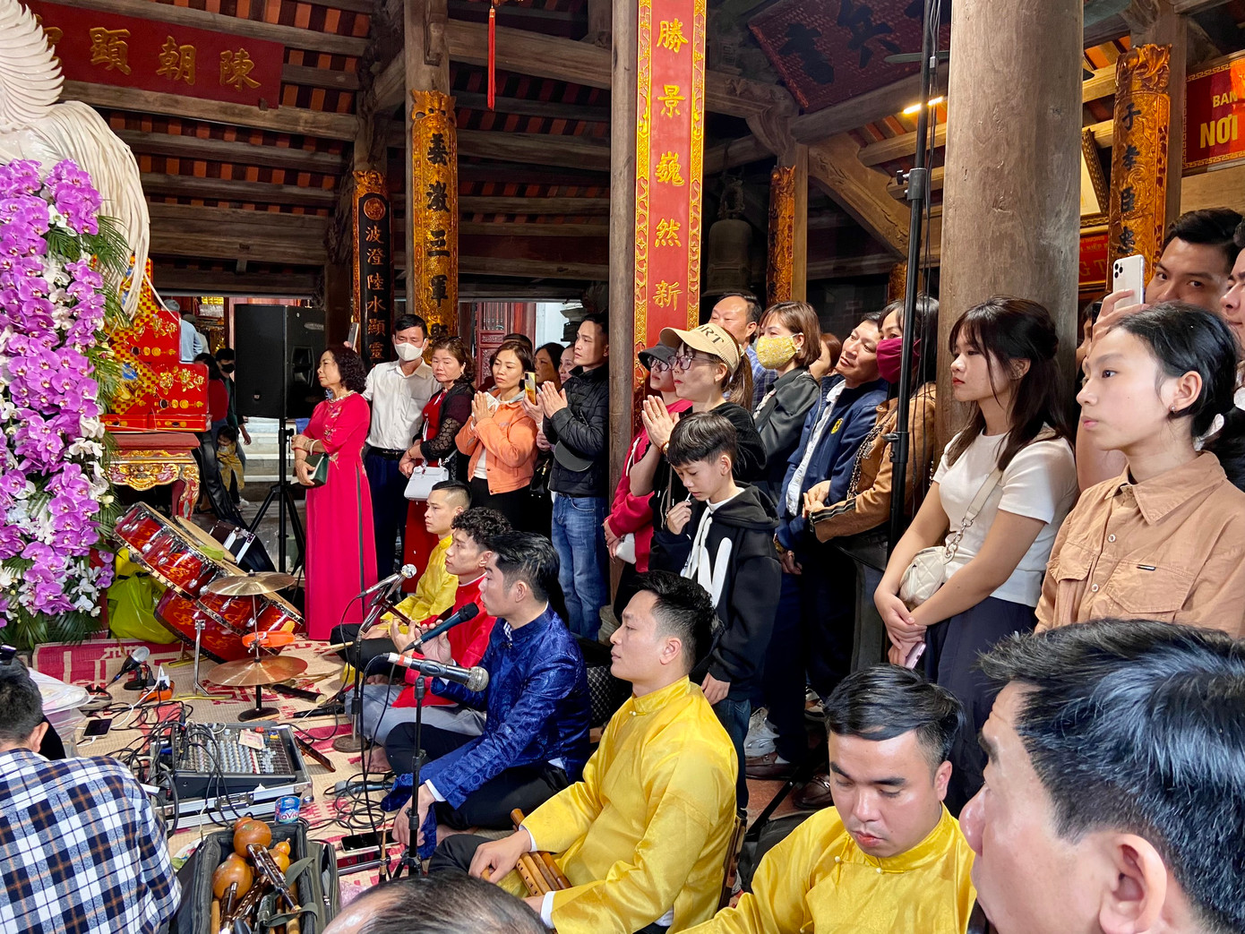 Lễ hầu đồng thu hút nhiều du khách đến xem.