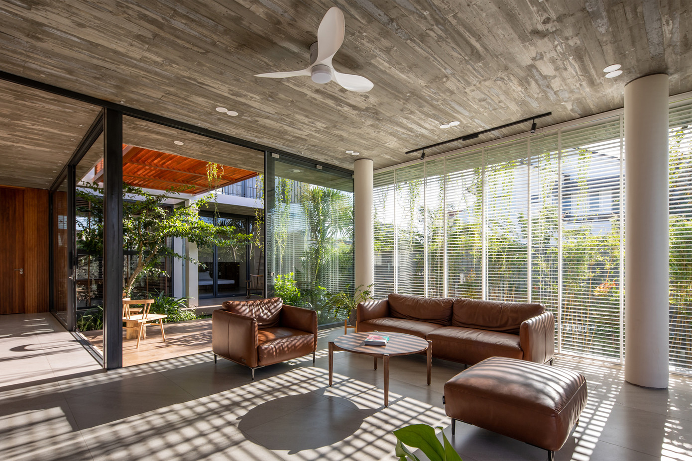 Không gian chung được sắp xếp kết nối với nhau và ngăn cách với thiên nhiên bằng các cửa kính trượt lớn, tạo nên một không gian rộng rãi, mang lại cảm giác thoải mái, tự do và gần gũi với thiên nhiên