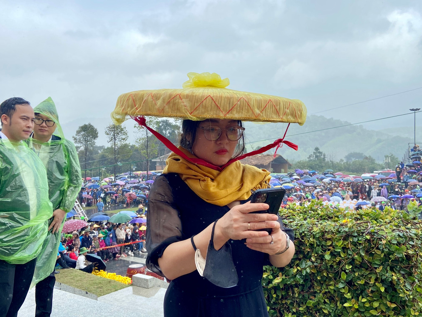 Người dân "đội mưa" dự khai hội.