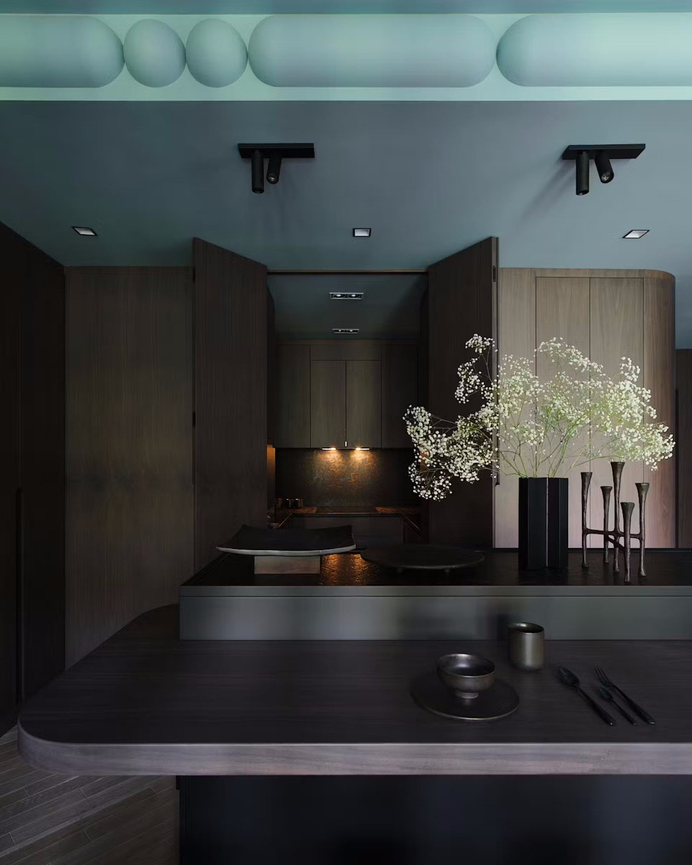 Bảng màu chủ đạo cho không gian chủ yếu là màu đậm, được phối với nhau có chủ ý. Nhóm thiết kế đã không ngại mạo hiểm, thử từ ivory đơn sắc đến đen toàn khối.