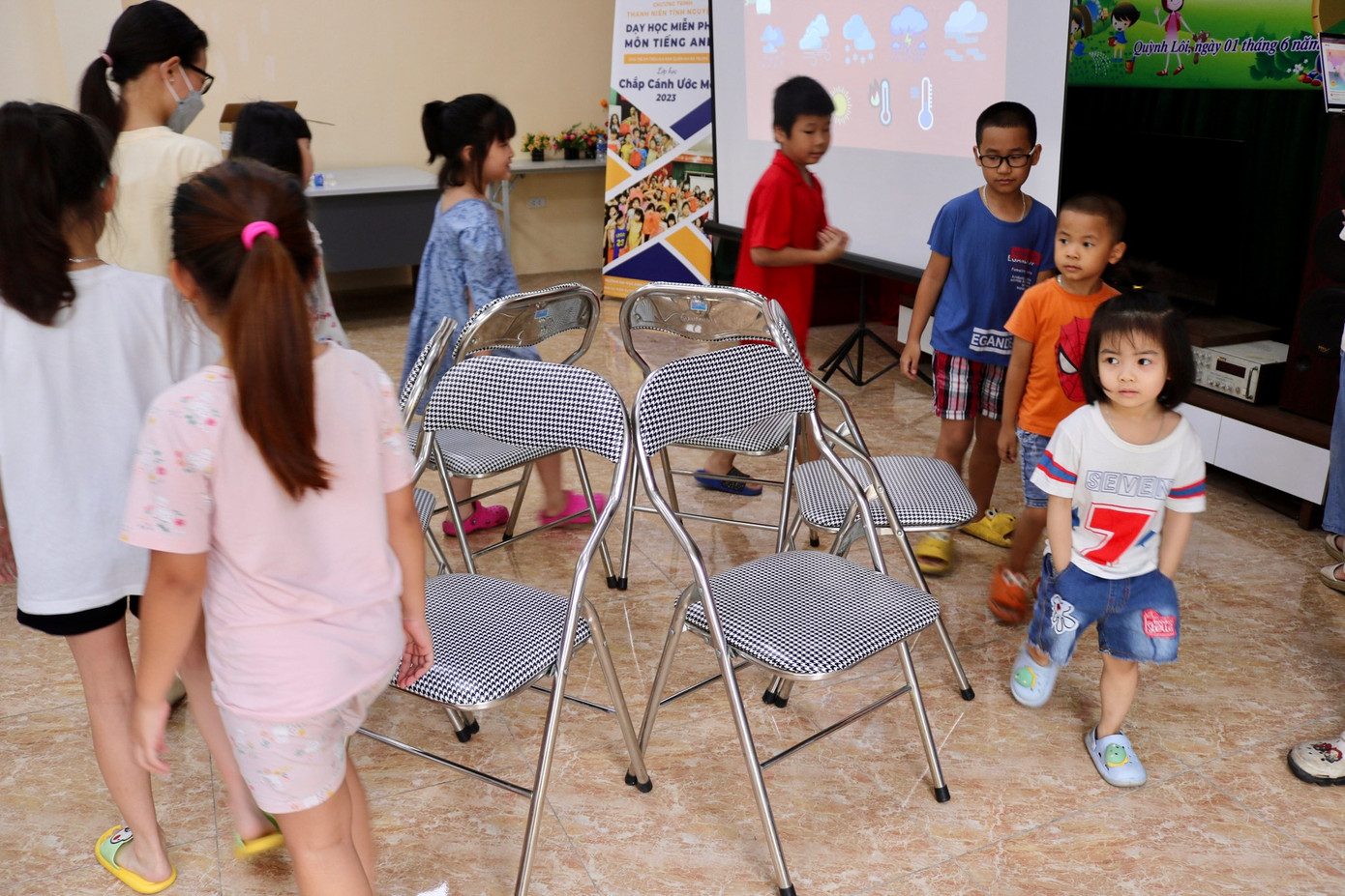 Cuối mỗi buổi học, các em được tham gia trò chơi cùng nhau. Ảnh: Lâm Thùy Dương Cuối mỗi buổi học, các em được tham gia trò chơi cùng nhau. Ảnh: Lâm Thùy Dương