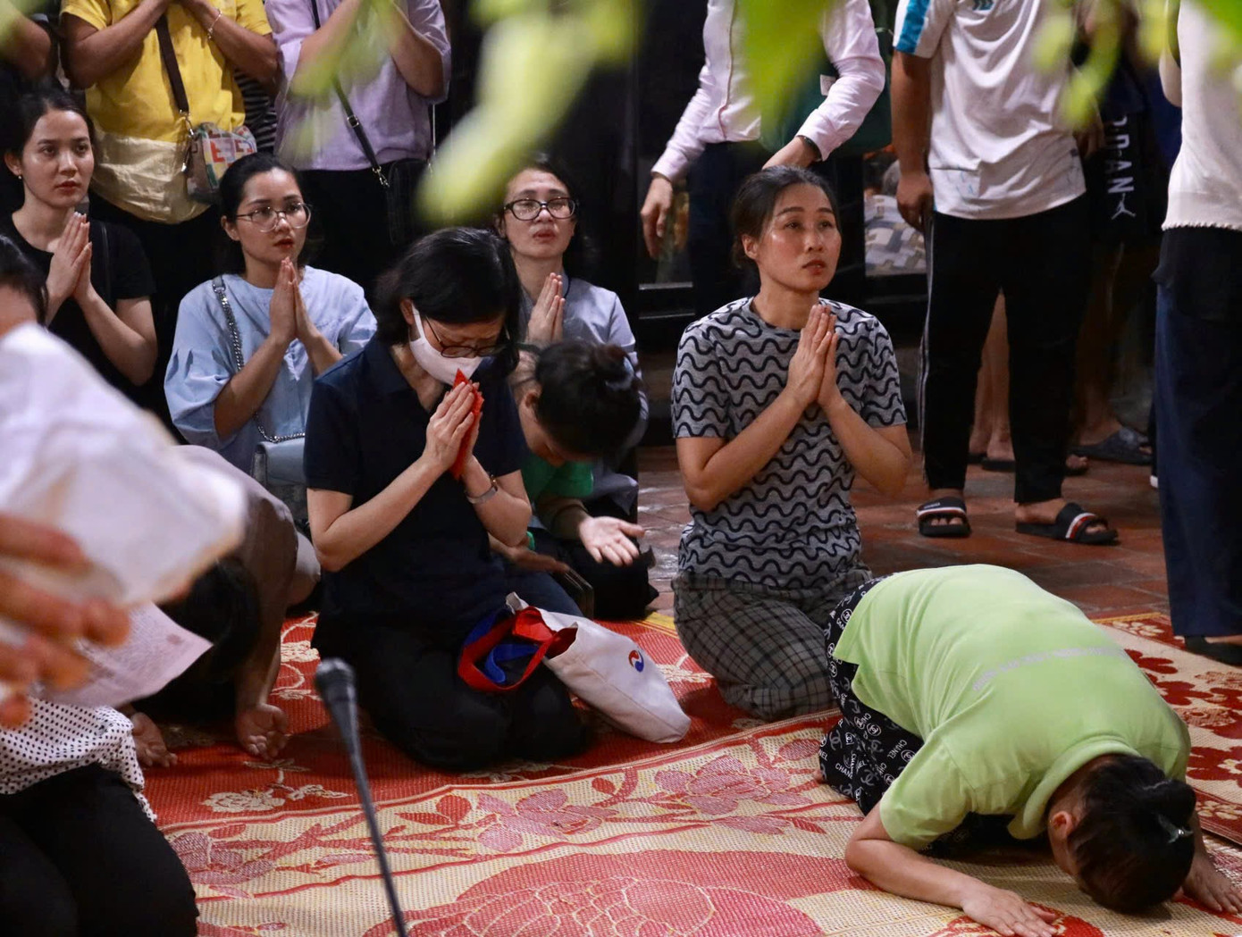 Theo nhiều người dân chia sẻ, việc đi dự lễ Vu lan đã trở thành thói quen hàng năm và cũng để bày tỏ lòng biết ơn, nhớ về cội nguồn. Người dân thành kính làm lễ cùng tụng kinh, niệm Phật cầu quốc thái dân an, siêu độ vong linh, gia đình bình an, hạnh phúc.