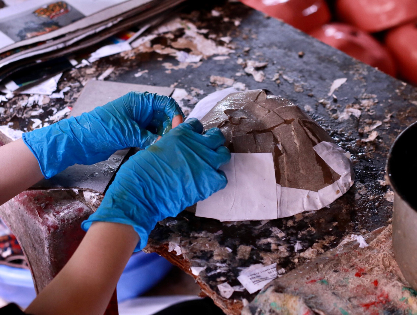 Hai vợ chồng ông Đông đã gắn bó với nghề làm mặt nạ giấy bồi hơn 40 năm nên đã thuộc "nằm lòng" quy trình làm nên một chiếc mặt nạ giấy bồi đẹp, đạt chuẩn. Ông Đông chia sẻ: "Để tạo ra một chiếc mặt nạ giấy bồi không quá khó nhưng đòi hỏi người làm phải có sự khéo léo, tỉ mỉ, nhất là trong khi vẽ lên mặt nạ. Những chiếc mặt nạ sau khi hoàn thành phải toát lên được thần thái, thể hiện được cái hồn của nhân vật. Để cho sản phẩm ấn tượng hơn, người thợ sẽ sử dụng những màu sắc tươi sáng điểm thêm vào các chi tiết như râu, mắt, ... để tạo sự sinh động, gần gũi với người dùng".