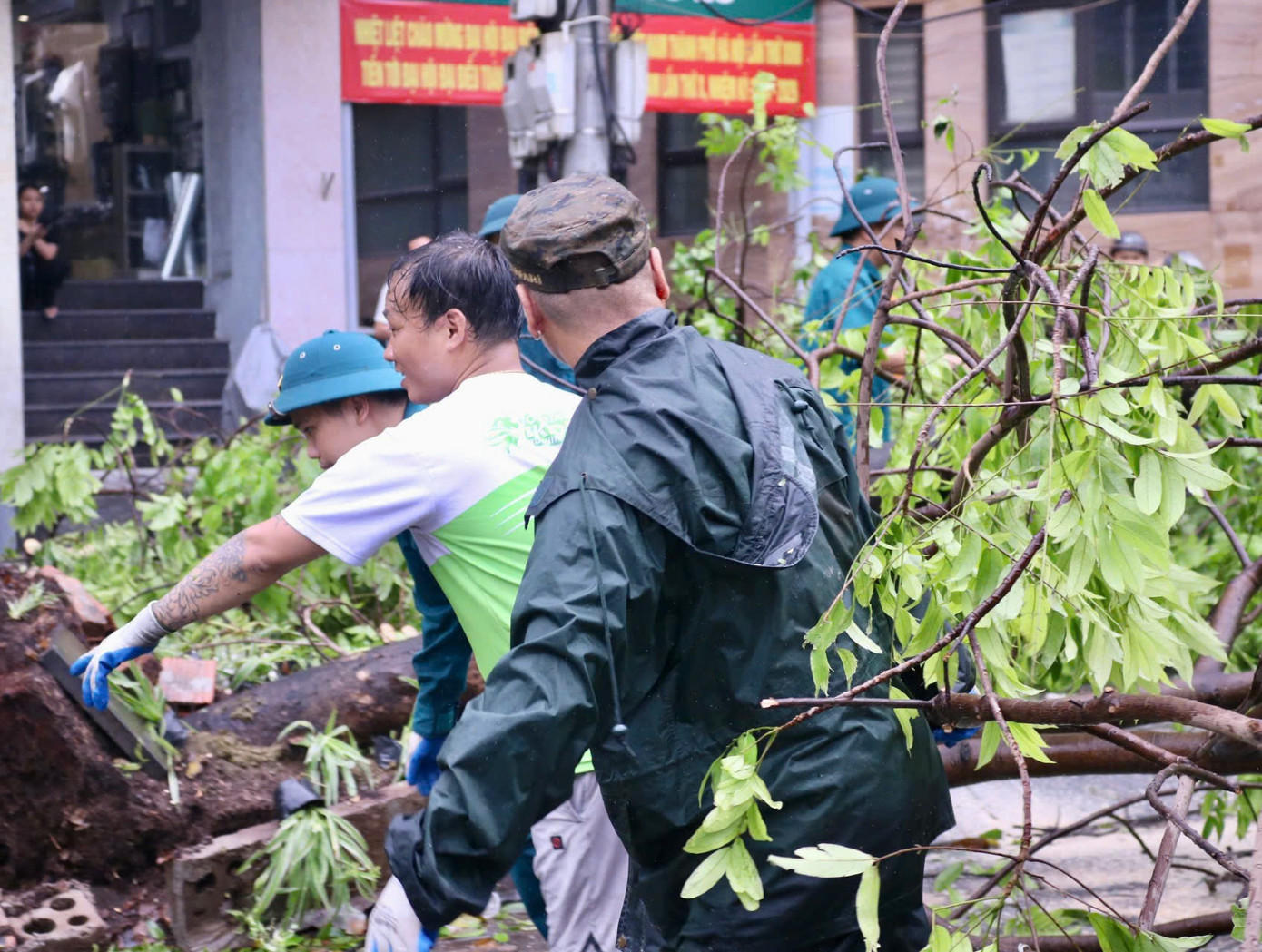 Ghi nhận tại đầu đường Nguyễn Văn Huyên kéo dài, từ sáng sớm, lực lượng chức năng của phường và các cơ quan phối hợp đã có mặt để cùng nhau dọn dẹp những cây xanh bị gãy đổ sau trận bão hôm qua. Ghi nhận tại đầu đường Nguyễn Văn Huyên kéo dài, từ sáng sớm, lực lượng chức năng của phường và các cơ quan phối hợp đã có mặt để cùng nhau dọn dẹp những cây xanh bị gãy đổ sau trận bão hôm qua.