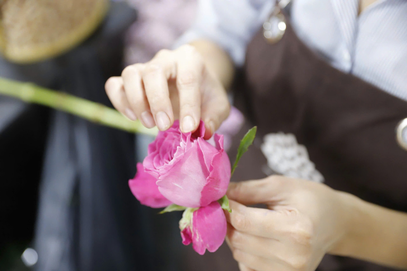 Những cánh hoa hồng được tạo hình một cách cẩn thận bởi những người có nhiều năm kinh nghiệm cắm hoa. Những cánh hoa hồng được tạo hình một cách cẩn thận bởi những người có nhiều năm kinh nghiệm cắm hoa.