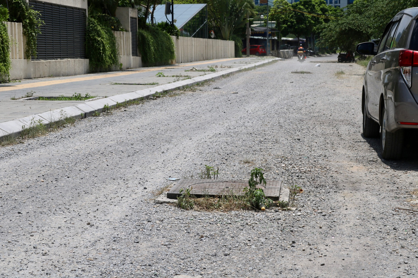 Một đoạn đường khác tại khu đô thị mới Cầu Giấy, ngay cạnh trụ sở của Tập đoàn Công nghệ Viễn thông Quân đội Viettel cũng cũng trong tình trạng "đau khổ" không kém. Mặt đường không trải nhựa, toàn đá dăm.
