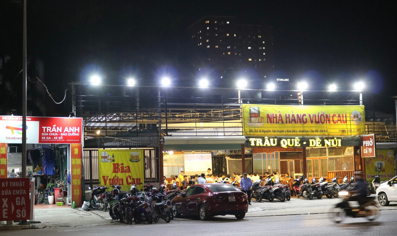 Những nhà hàng được dựng không phép ngay mặt đường lớn thường xuyên đông đúc khách, xe dựng tràn lan trên vỉa hè, dưới lòng đường, tiềm ẩn nguy cơ mất an toàn giao thông. Những nhà hàng được dựng không phép ngay mặt đường lớn thường xuyên đông đúc khách, xe dựng tràn lan trên vỉa hè, dưới lòng đường, tiềm ẩn nguy cơ mất an toàn giao thông.