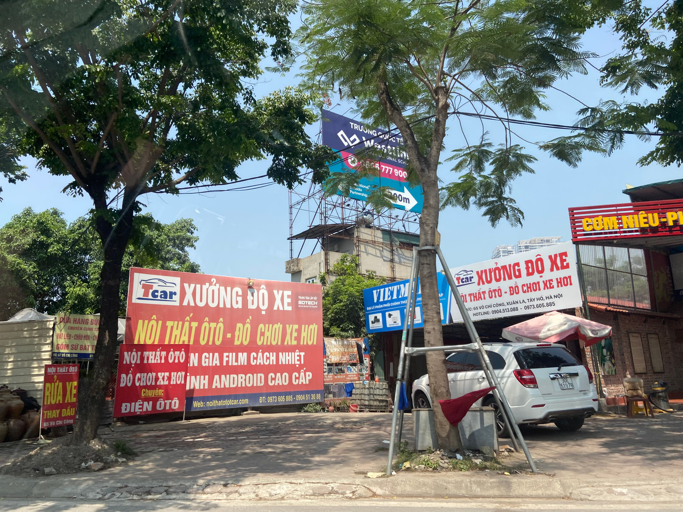 Những công trình vi phạm ngay mặt đường lớn Võ Chí Công cách UBND phường Xuân La khoảng 600m Những công trình vi phạm ngay mặt đường lớn Võ Chí Công cách UBND phường Xuân La khoảng 600m