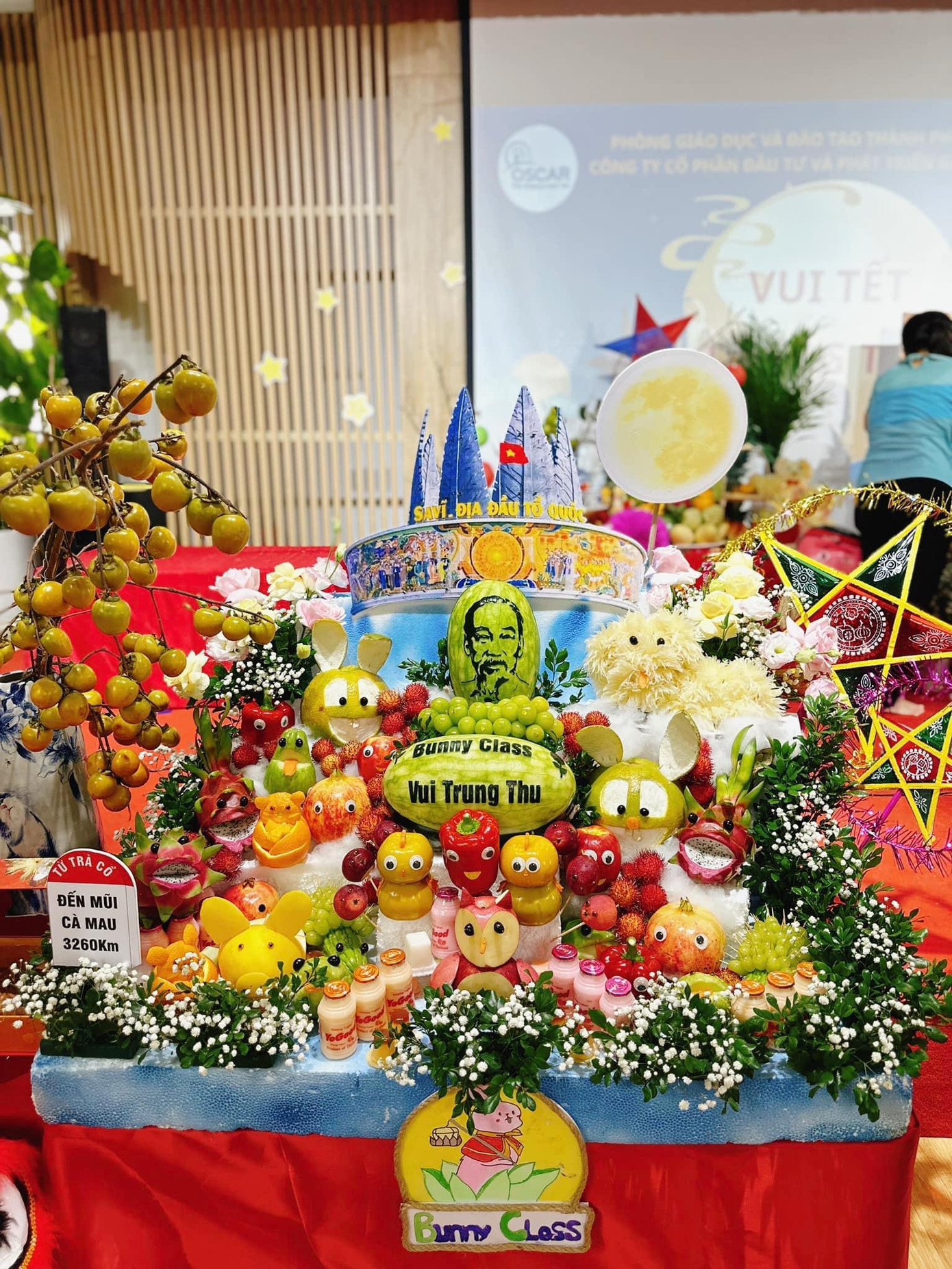 Trường hợp của phụ huynh Quỳnh Trang (Móng Cái, Hạ Long) thì có vẻ đặc biệt hơn. Chị chia sẻ: "Tay cắm kim truyền nhưng rút kim phát là phải phi lên trường làm mâm cỗ cùng các mẹ để lớp con dự thi hội trăng rằm. Ý tưởng làm mâm cỗ trung thu Biên giới - Móng Cái được tôi nghĩ ra lúc nằm cắm kim truyền." Trường hợp của phụ huynh Quỳnh Trang (Móng Cái, Hạ Long) thì có vẻ đặc biệt hơn. Chị chia sẻ: "Tay cắm kim truyền nhưng rút kim phát là phải phi lên trường làm mâm cỗ cùng các mẹ để lớp con dự thi hội trăng rằm. Ý tưởng làm mâm cỗ trung thu Biên giới - Móng Cái được tôi nghĩ ra lúc nằm cắm kim truyền."