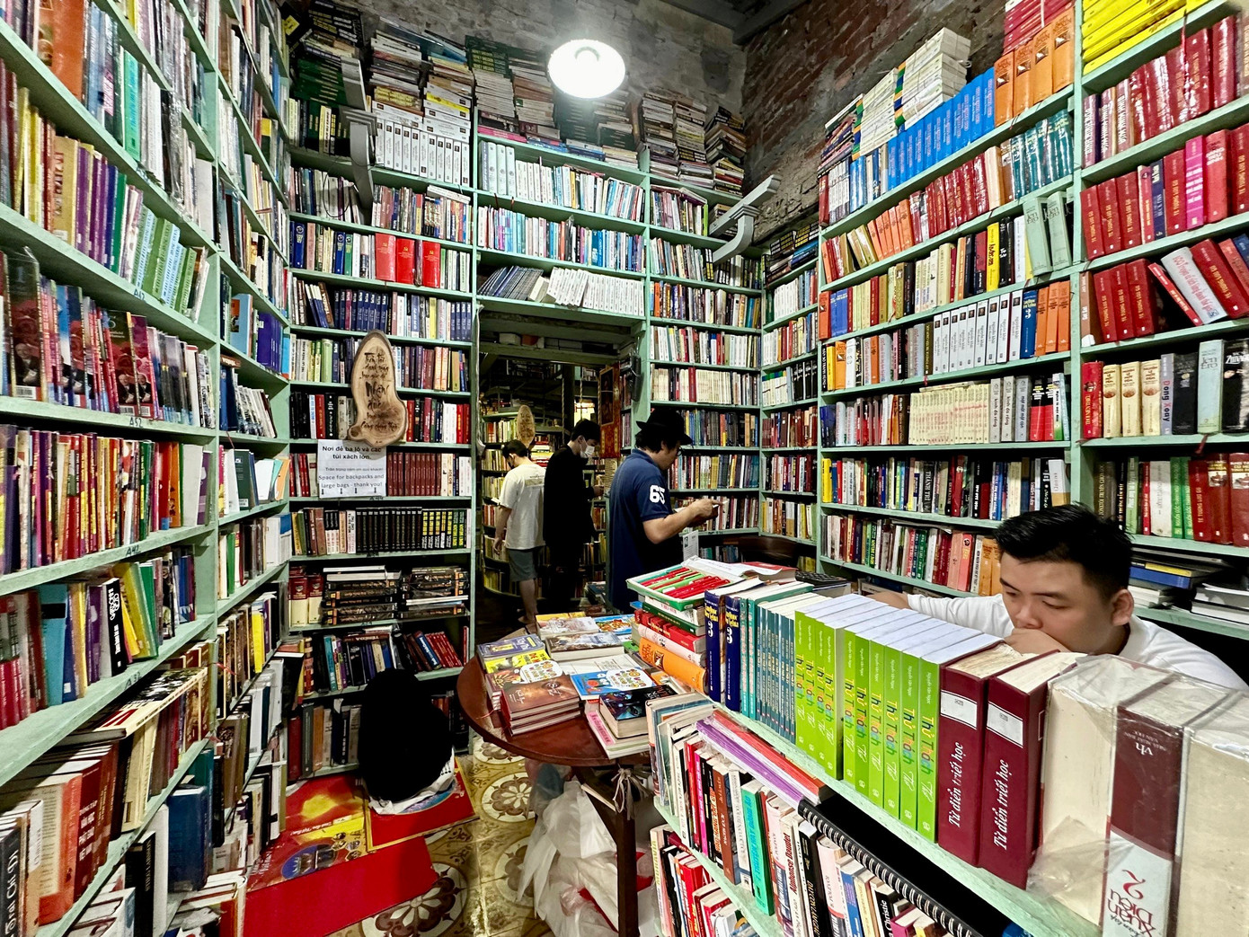 Nằm lọt thỏm giữa khu tập thể cũ, nhà sách dường như là một thế giới riêng khác hẳn với những tấp nập, xô bồ phía ngoài phố. Nhà sách Mão trở thành chốn dừng chân bình yên cho nhiều người dân Thủ đô.