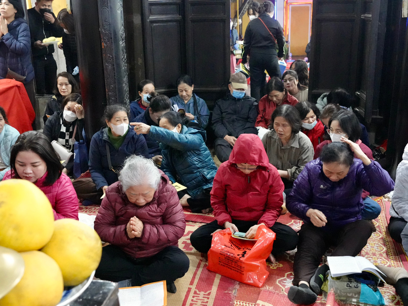 Bên trong chùa, các phật tử được hướng dẫn ngồi theo vị trí đã định sẵn hoặc ngồi trên những hàng ghế đã được bày từ trước để đảm bảo khu vực làm lễ luôn trật tự và ngay ngắn. Bên trong chùa, các phật tử được hướng dẫn ngồi theo vị trí đã định sẵn hoặc ngồi trên những hàng ghế đã được bày từ trước để đảm bảo khu vực làm lễ luôn trật tự và ngay ngắn.