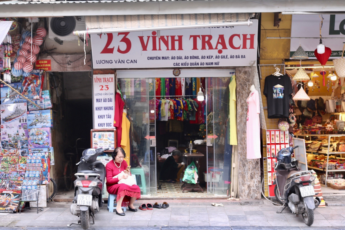 Sinh ra trong cái nôi của nghề may áo dài truyền thống nổi tiếng làng Trạch Xá, huyện Ứng Hòa, TP Hà Nội nên từ nhỏ bà Lê Thị Quyến (85 tuổi) đã được tiếp xúc nhiều với nghề và những người may áo dài có tay nghề. Năm lên 12 tuổi, bà Quyến đã bắt đầu theo học nghề và theo cha đi khắp các phố phường Hà Nội để đo, may áo dài cho người dân. Sinh ra trong cái nôi của nghề may áo dài truyền thống nổi tiếng làng Trạch Xá, huyện Ứng Hòa, TP Hà Nội nên từ nhỏ bà Lê Thị Quyến (85 tuổi) đã được tiếp xúc nhiều với nghề và những người may áo dài có tay nghề. Năm lên 12 tuổi, bà Quyến đã bắt đầu theo học nghề và theo cha đi khắp các phố phường Hà Nội để đo, may áo dài cho người dân.