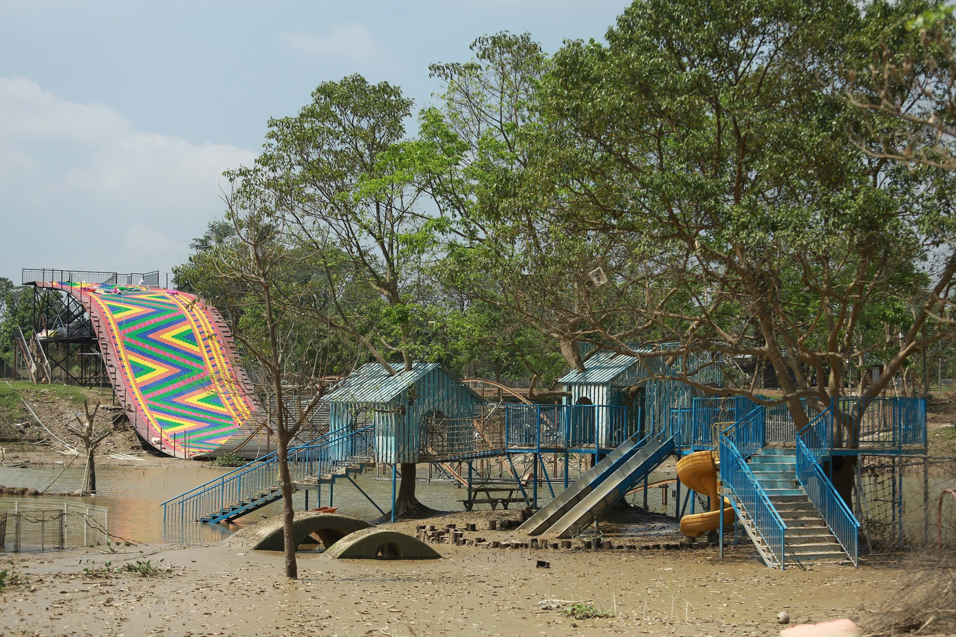 Thế nhưng, sau khi cơn bão qua số 3, khu tổ hợp rộng lớn, rực rỡ ngày nào bỗng trở nên tan hoang, điêu tàn, nhiều đồ vật, cảnh quan hư hỏng hoàn toàn.