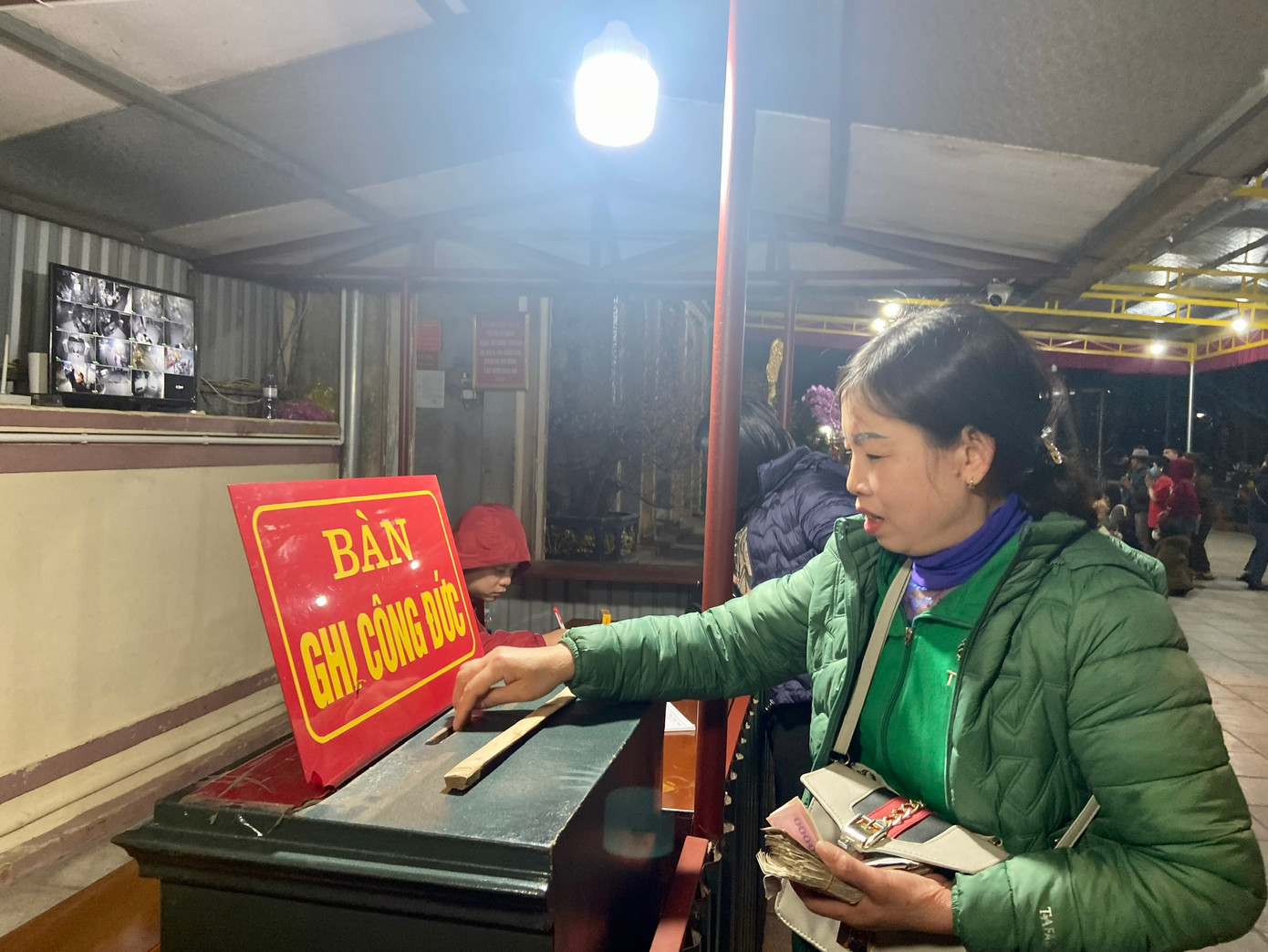 Đi chùa đầu năm với nhiều người không chỉ là cầu cho bản thân mà còn là để cho đi.