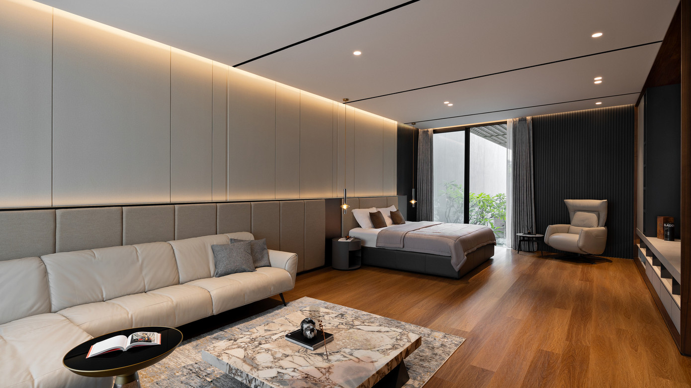 Phòng ngủ chính nằm ở tầng ba nằm tách biệt, có ban công kính nhìn xuống tầng dưới, phòng tắm rộng với bồn độc lập, phòng thay đồ và khu lounge riêng.