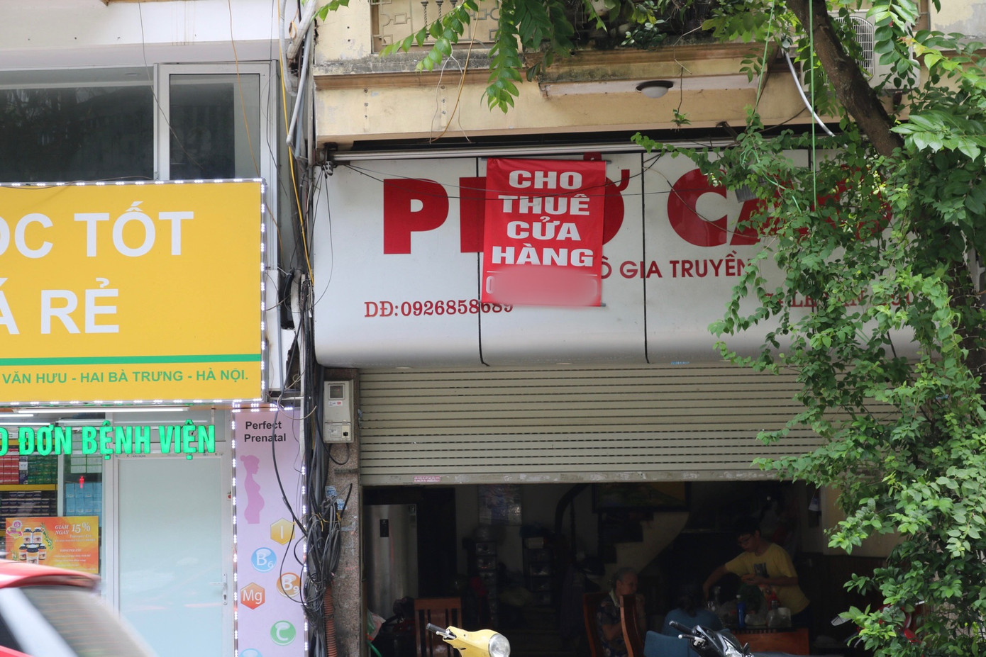 Nhiều con phố khác ở trung tâm thành phố, dễ thấy những mặt bằng để không đang treo biển cho thuê. Nhiều con phố khác ở trung tâm thành phố, dễ thấy những mặt bằng để không đang treo biển cho thuê.