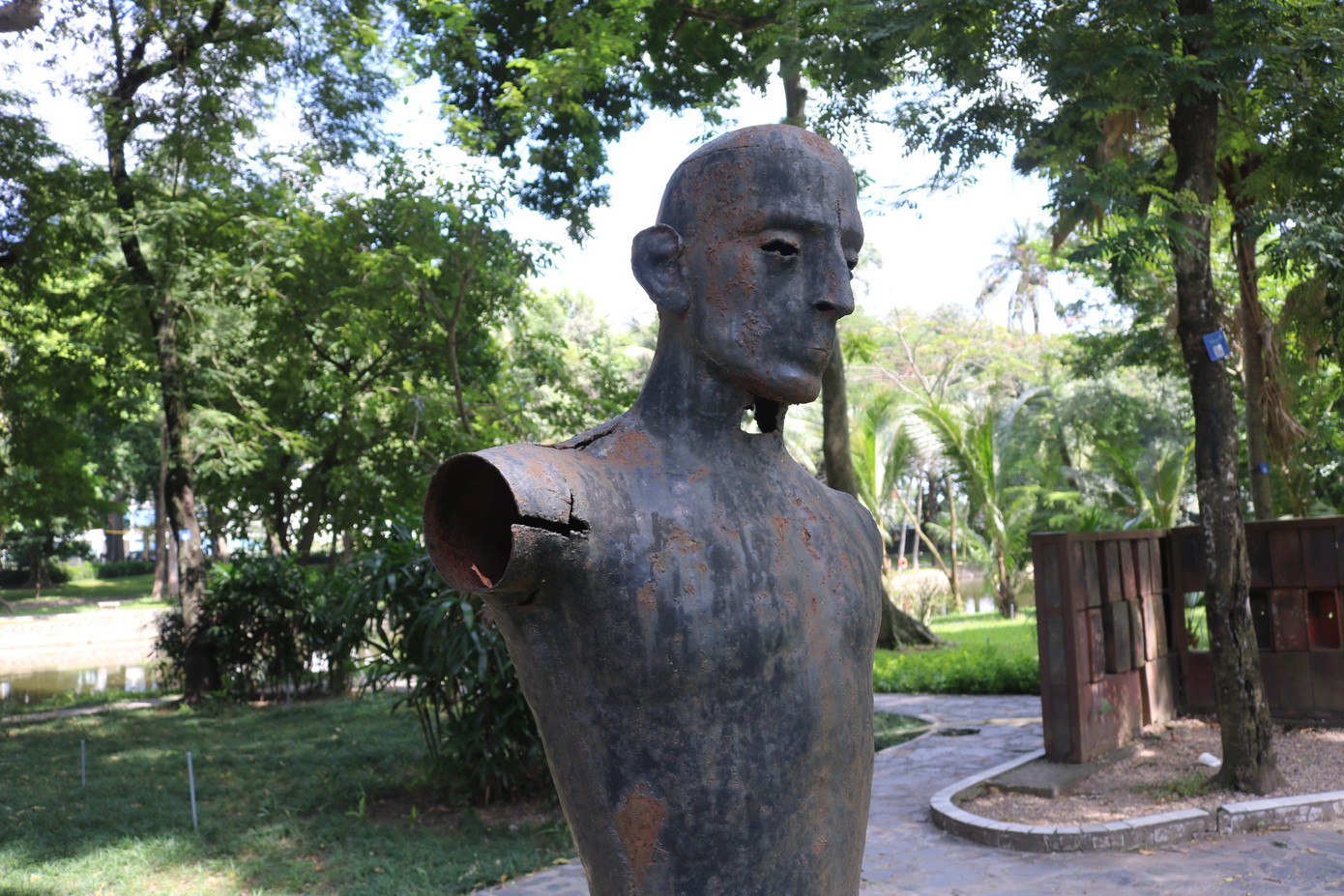 Bà Trần Thị Thanh (phường Phương Mai, quận Đống Đa, TP Hà Nội) bày tỏ sự mong chờ khi biết sắp có dự án sửa chữa, nâng cấp công viên: "Tôi và mấy người hàng xóm thường xuyên ra công viên để tập thể dục nên khi biết được công viên sắp cải tạo chúng tôi cảm thấy rất phấn khởi. Tôi nhận thấy việc cải tạo là nên, một phần có thể khắc phục kịp thời những phần đã bị hư hỏng, tạo thuận tiện cho việc tham quan, vui chơi, giải trí của người dân, một phần sẽ làm đẹp hơn cảnh quan thủ đô." Bà Trần Thị Thanh (phường Phương Mai, quận Đống Đa, TP Hà Nội) bày tỏ sự mong chờ khi biết sắp có dự án sửa chữa, nâng cấp công viên: "Tôi và mấy người hàng xóm thường xuyên ra công viên để tập thể dục nên khi biết được công viên sắp cải tạo chúng tôi cảm thấy rất phấn khởi. Tôi nhận thấy việc cải tạo là nên, một phần có thể khắc phục kịp thời những phần đã bị hư hỏng, tạo thuận tiện cho việc tham quan, vui chơi, giải trí của người dân, một phần sẽ làm đẹp hơn cảnh quan thủ đô."