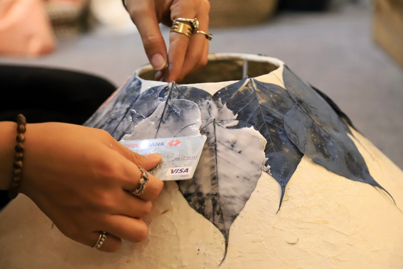 Sản phẩm đầu tiên Hương làm ra là chùm đèn hoa. Khi làm xong thấy xinh, treo lên được bạn bè khen và động viên làm nên Cúc Hương bắt đầu làm nhiều hơn và giới thiệu sản phẩm của mình đến nhiều người hơn. Từ đó cô có được những đơn hàng đầu tiên với loại giấy nghệ thuật truyền thống này.