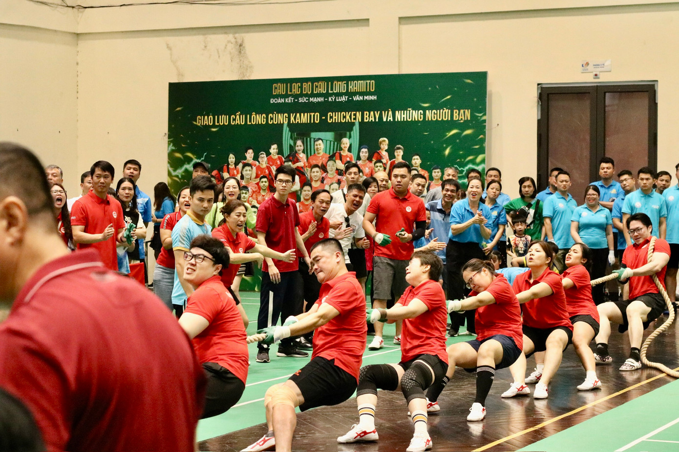 Các đội tham gia kéo co trong buổi bế mạc.