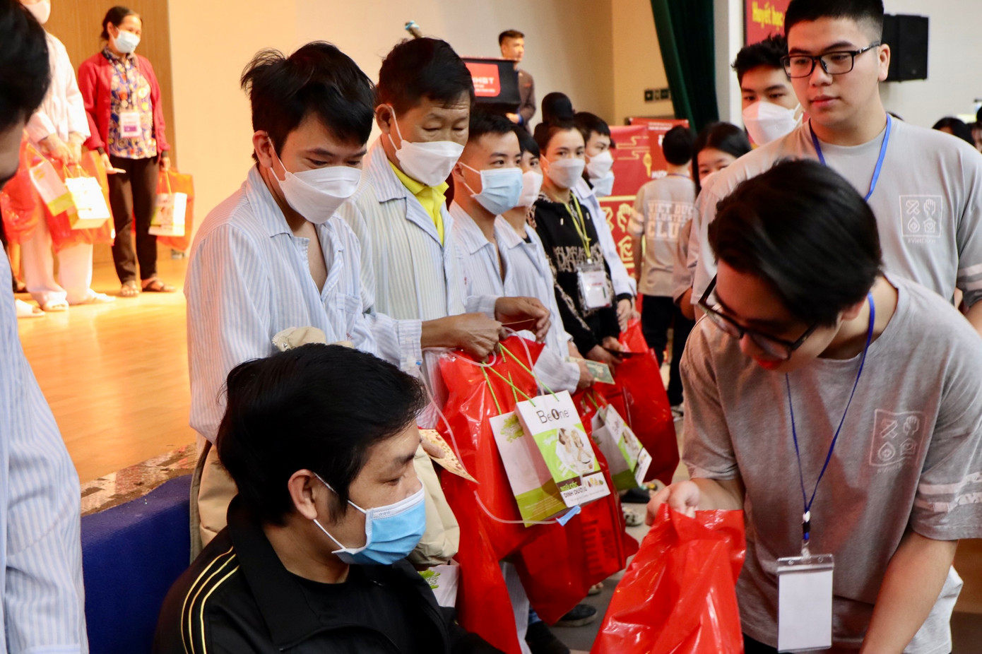 Thành viên CLB tình nguyện Trường THPT Việt Đức trao tay những món quà tết cho bệnh nhân đang điều trị tại Viện