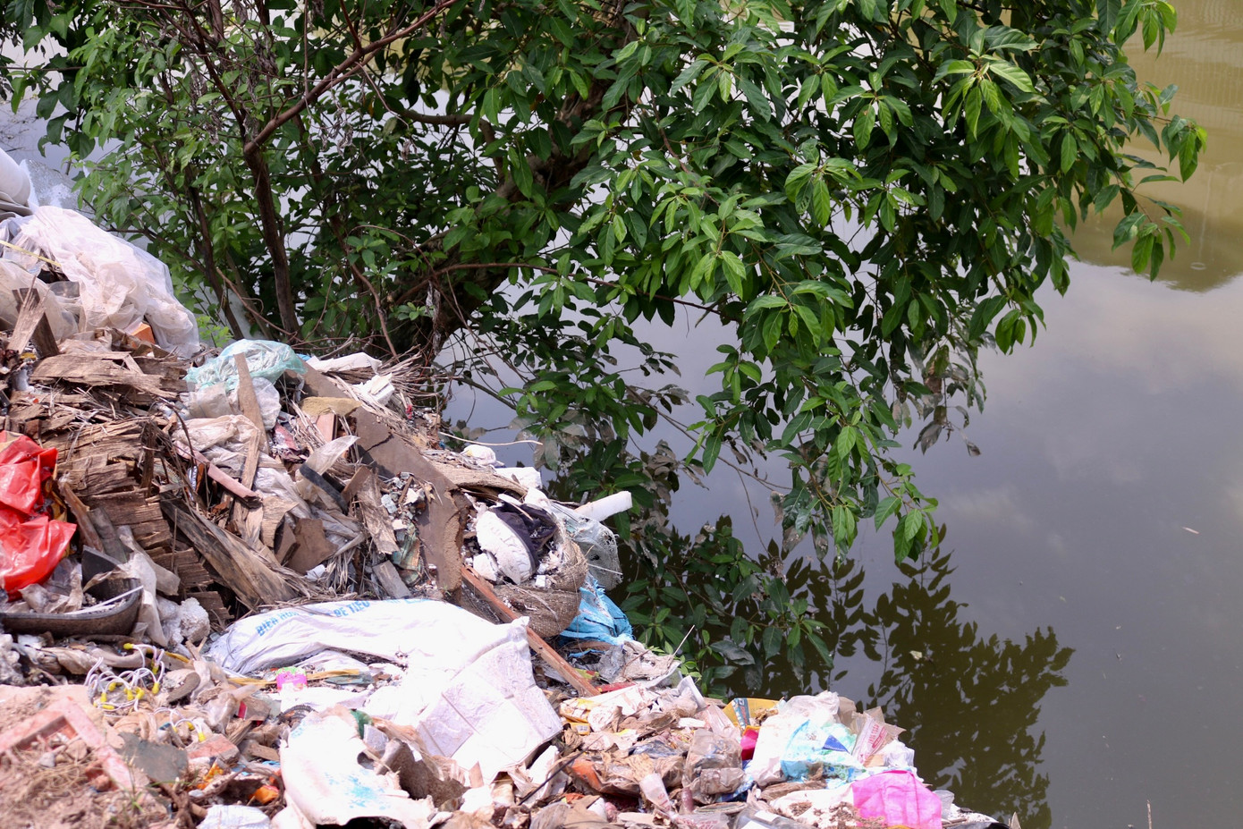 Rác thải xây dựng, rác sinh hoạt chất thành đống tràn cả xuống sông. Rác thải xây dựng, rác sinh hoạt chất thành đống tràn cả xuống sông.