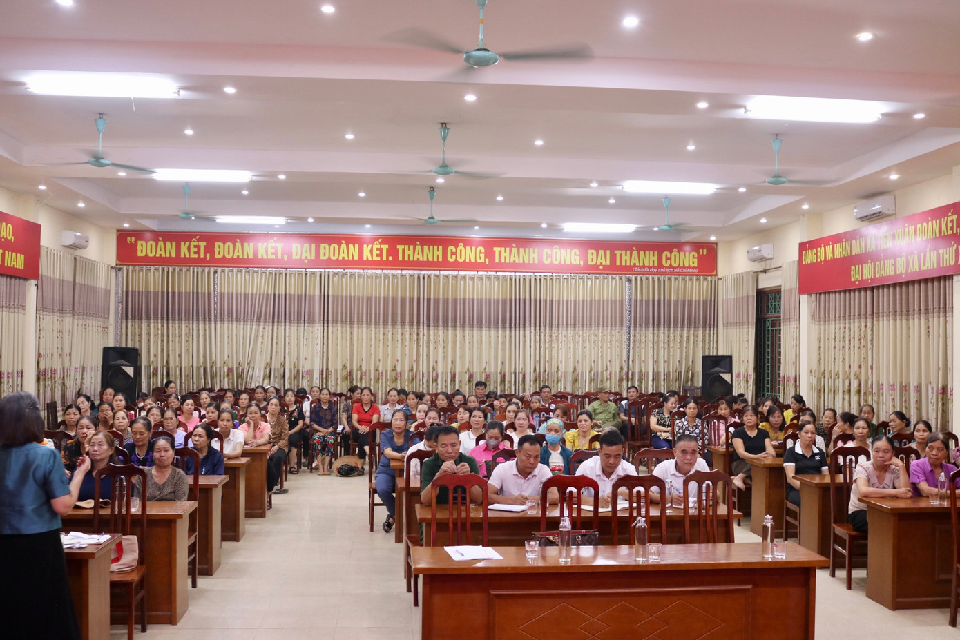 Hội nghị được tổ chức tại hội trường xã Tiến Xuân với nhiều đại biểu tham dự (Ảnh: Lâm Thùy Dương) Hội nghị được tổ chức tại hội trường xã Tiến Xuân với nhiều đại biểu tham dự (Ảnh: Lâm Thùy Dương)