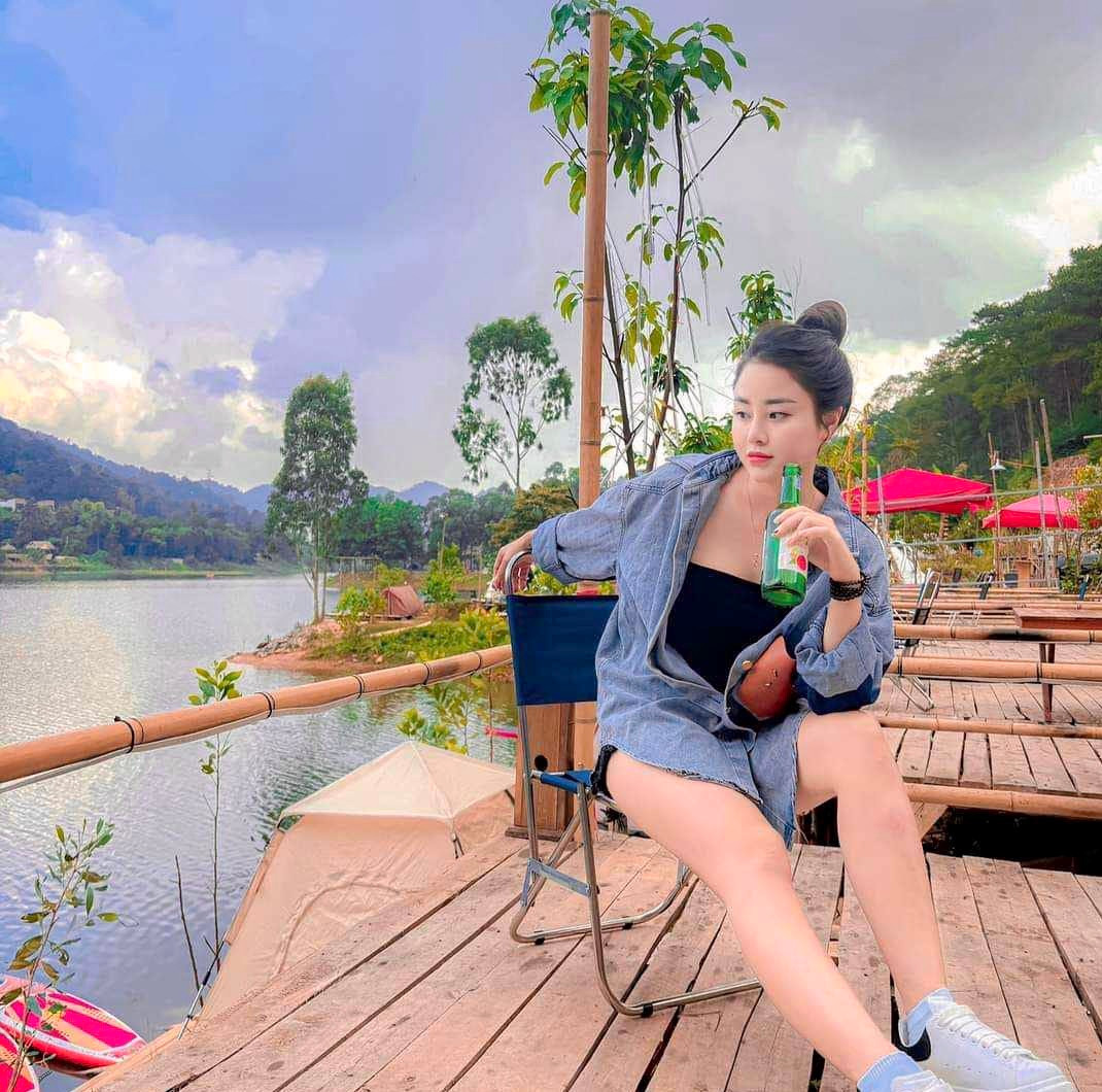 Tại hồ Đồng Đò cũng không thiếu những góc để du khách tha hồ sống ảo. Chỉ cần tạo dáng đơn giản và chụp là đã có thể có được những bức ảnh cực "chill".