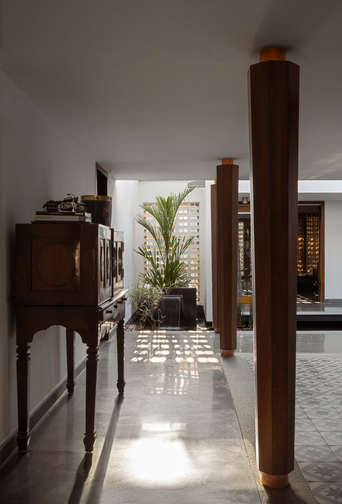 Kiến trúc sư gọi đây là ngôi nhà có thể thở bởi sự mở - đóng uyển chuyển của các không gian giúp công trình như sống cùng nhịp điệu của những người cư ngụ bên trong. Tường “Jali” là loại tường đục lỗ truyền thống được sử dụng như một lớp vỏ bảo vệ, cho phép gió xuyên qua khắp các khối nhà. Nhờ vậy, ngay cả trong điều kiện nắng nóng cao điểm, bên trong vẫn duy trì sự mát mẻ tự nhiên, hạn chế tối đa nhu cầu làm mát bằng điện.