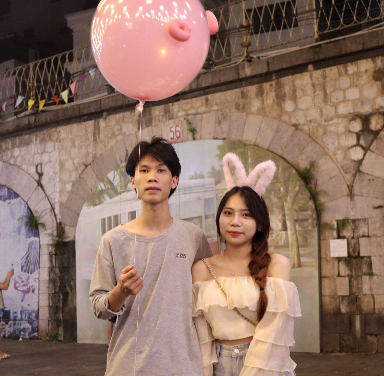 Bạn Vũ Hồng Nga chia sẻ: "Hôm nay cuối tuần nên mình cùng bạn rủ nhau lên phố cổ chơi. Dự định của bọn mình là đi Hàng Mã nhưng khi đi đến đoạn này thì thấy treo đèn đẹp quá nên bọn mình gửi xe vào chụp hình trước, lát nữa mới đi bộ sang Hàng Mã sau."