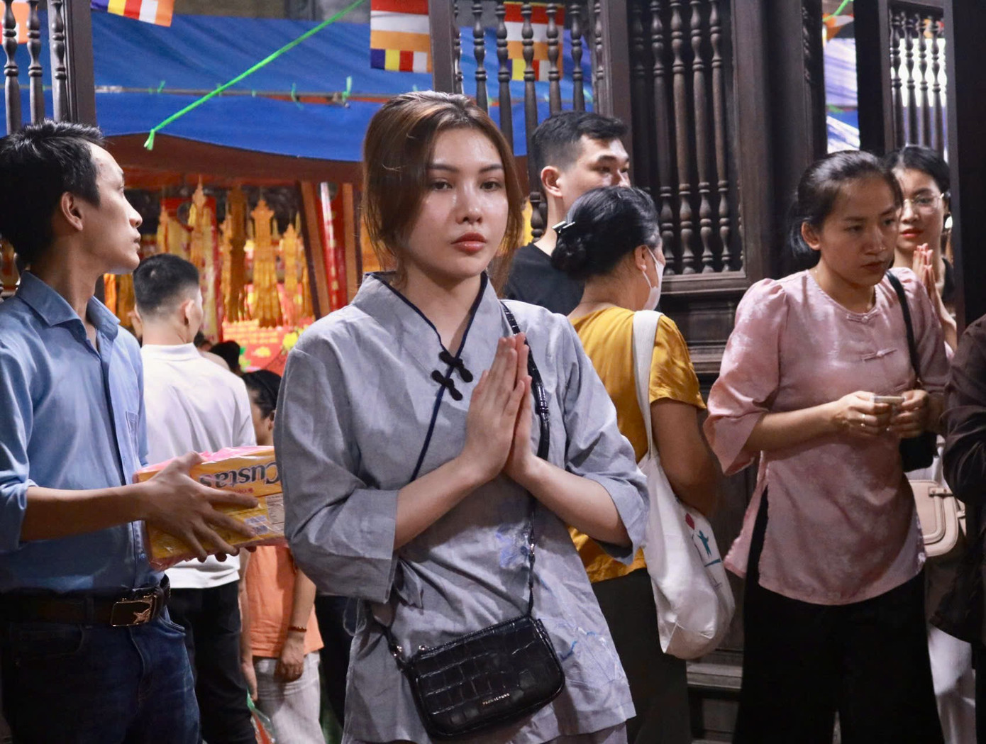 Lễ Vu Lan không đơn thuần là ngày lễ có ý nghĩa tôn giáo thiêng liêng ca ngợi lòng hiếu thảo đối với cha mẹ mà đã trở thành ngày lễ mang tính nhân văn, nói lên lòng hiếu kính của tất cả mọi người đối với đấng sinh thành.