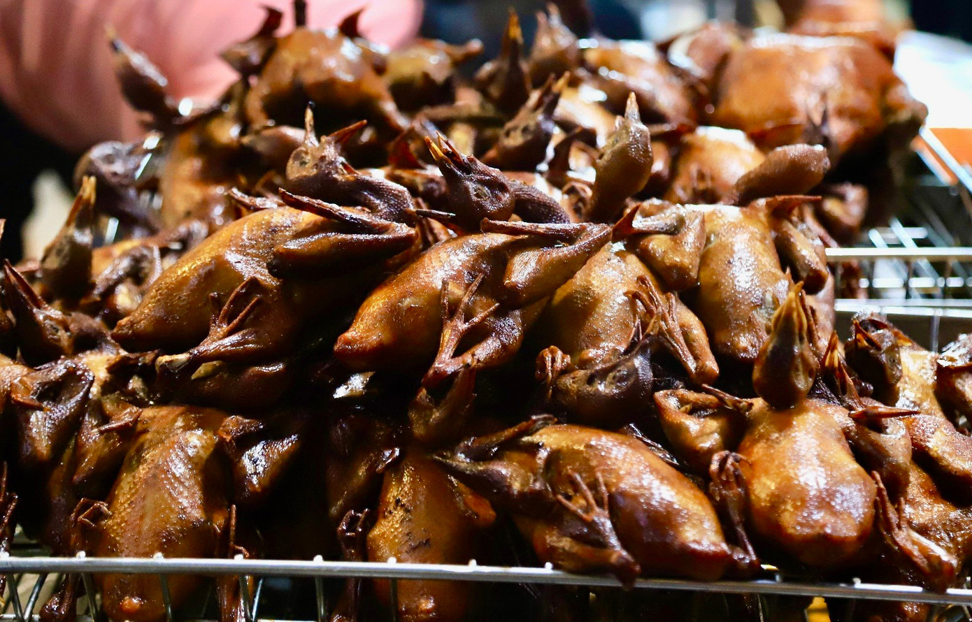 Giá chim quay dao động từ 150.000 - 350.000 đồng/con, nem cuốn giá 120.000 đồng/hộp, canh bóng thả thập cẩm giá 80.000 - 100.000 đồng/bát.