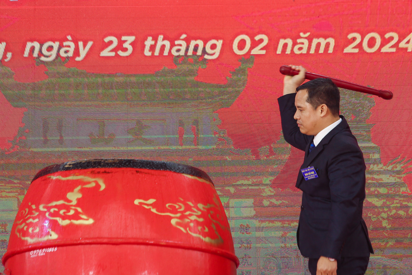 Chủ tịch UBND xã Tân Hội Đỗ Văn Mười đánh trống khai hội.