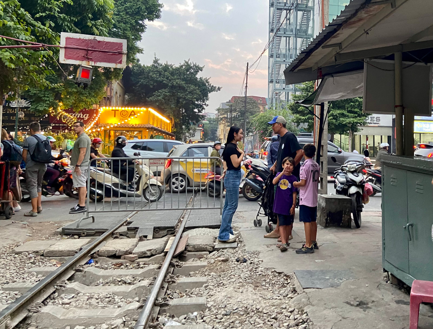 Khách không có người dẫn vào đều bị chặn lại từ đoạn gác chắn. Khách không có người dẫn vào đều bị chặn lại từ đoạn gác chắn.