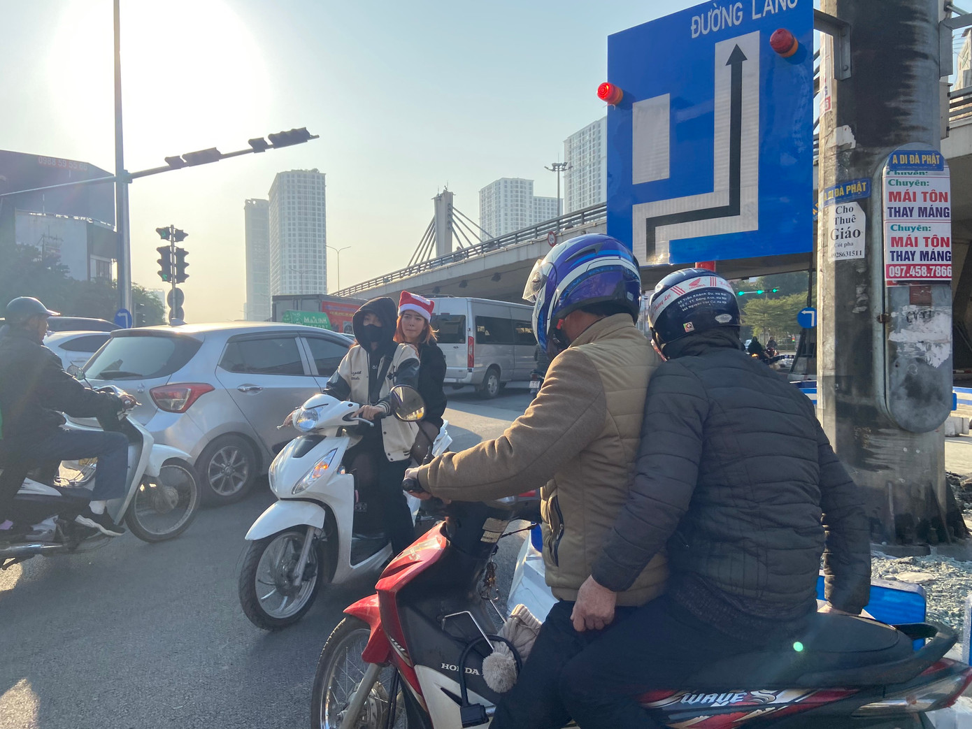 Nhiều người đi ngược chiều để chuyển làn.