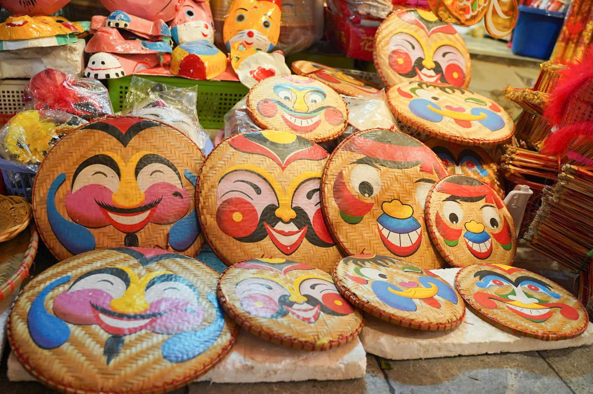 Những món đồ chơi truyền thống chỉ dao động từ 40.000 - 70.000 đồng/chiếc nên được rất nhiều người ưa chuộng. Những chiếc đèn ông sao được bán với giá dao động từ 10.000 - 70.000 đồng/cái tùy kích thước.