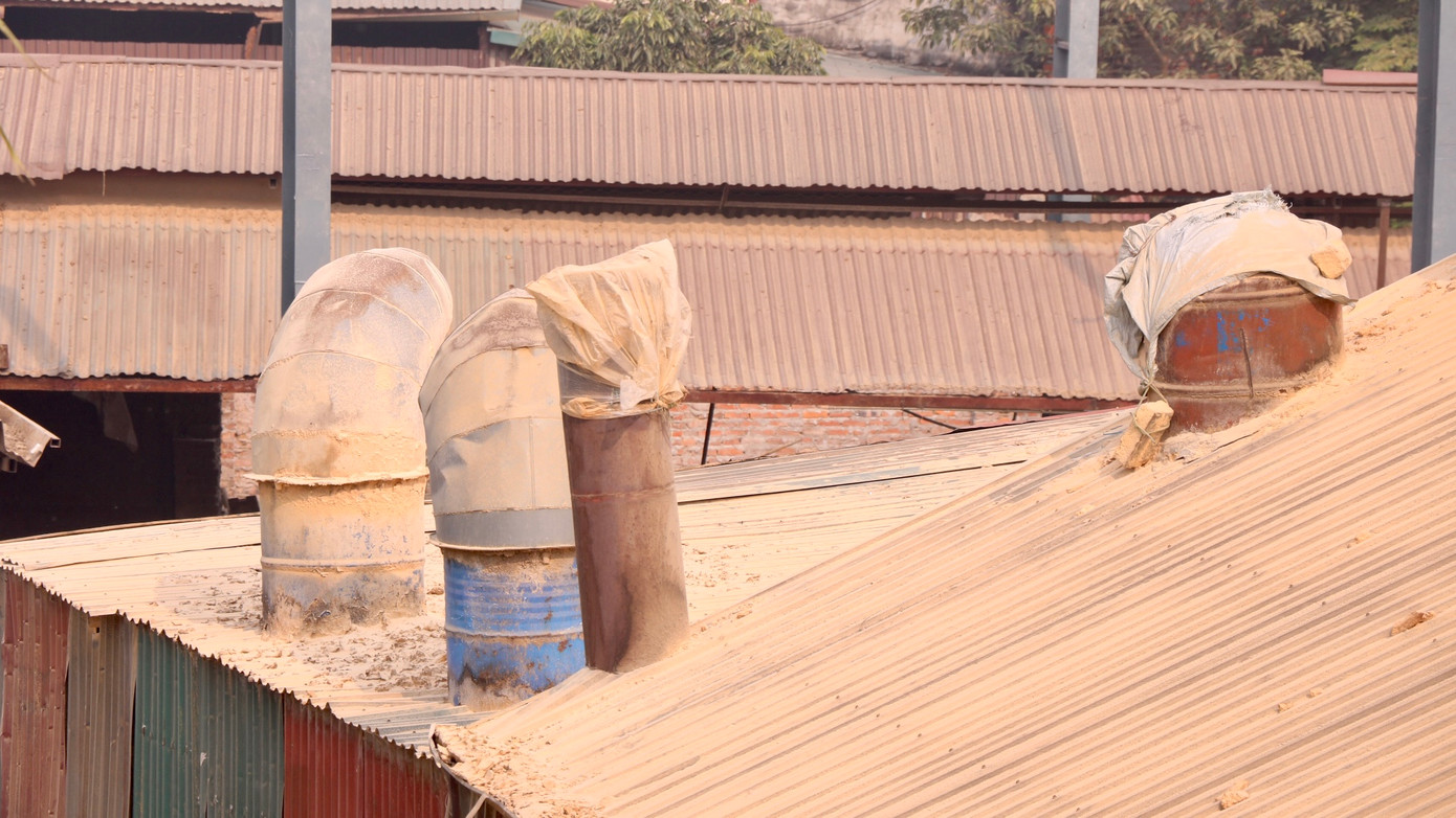 Hàng loạt ống xả từ những xưởng mộc quy mô lớn hoạt động đêm ngày. Hàng loạt ống xả từ những xưởng mộc quy mô lớn hoạt động đêm ngày.