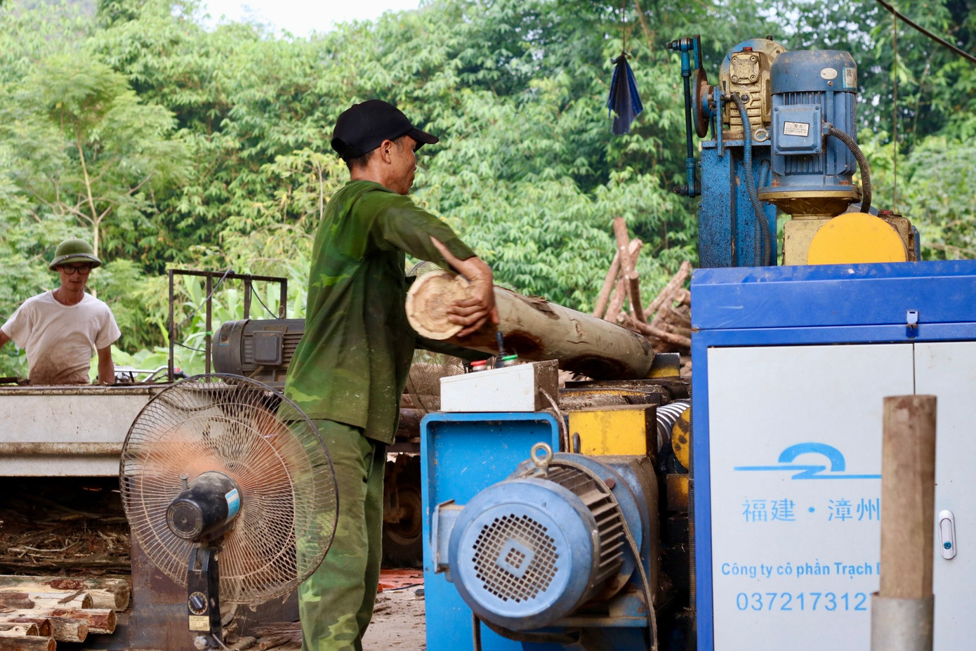 Bà Triệu Thị Loan (67 tuổi) cho biết bà đã gắn bó với công việc phơi và xếp ván bóc được 7 năm nay. Công việc hàng ngày của bà là đem những tấm ván mới bóc ra để phơi, khi khô thì xếp thành từng tệp khoảng 20 tờ và bó lại cất vào kho. Với công việc như vậy, mỗi tháng bà Loan được trả khoảng 3 triệu đồng. Bà Triệu Thị Loan (67 tuổi) cho biết bà đã gắn bó với công việc phơi và xếp ván bóc được 7 năm nay. Công việc hàng ngày của bà là đem những tấm ván mới bóc ra để phơi, khi khô thì xếp thành từng tệp khoảng 20 tờ và bó lại cất vào kho. Với công việc như vậy, mỗi tháng bà Loan được trả khoảng 3 triệu đồng.