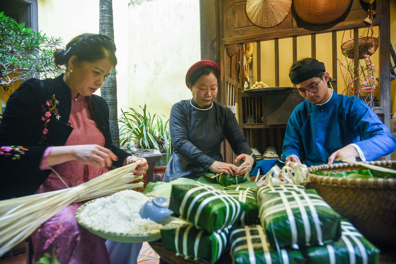 Hình ảnh người Hà Nội xưa mặc cổ phục, áo dài ngồi quây quần bên nhau gói bánh chưng được tái hiện rất rõ.