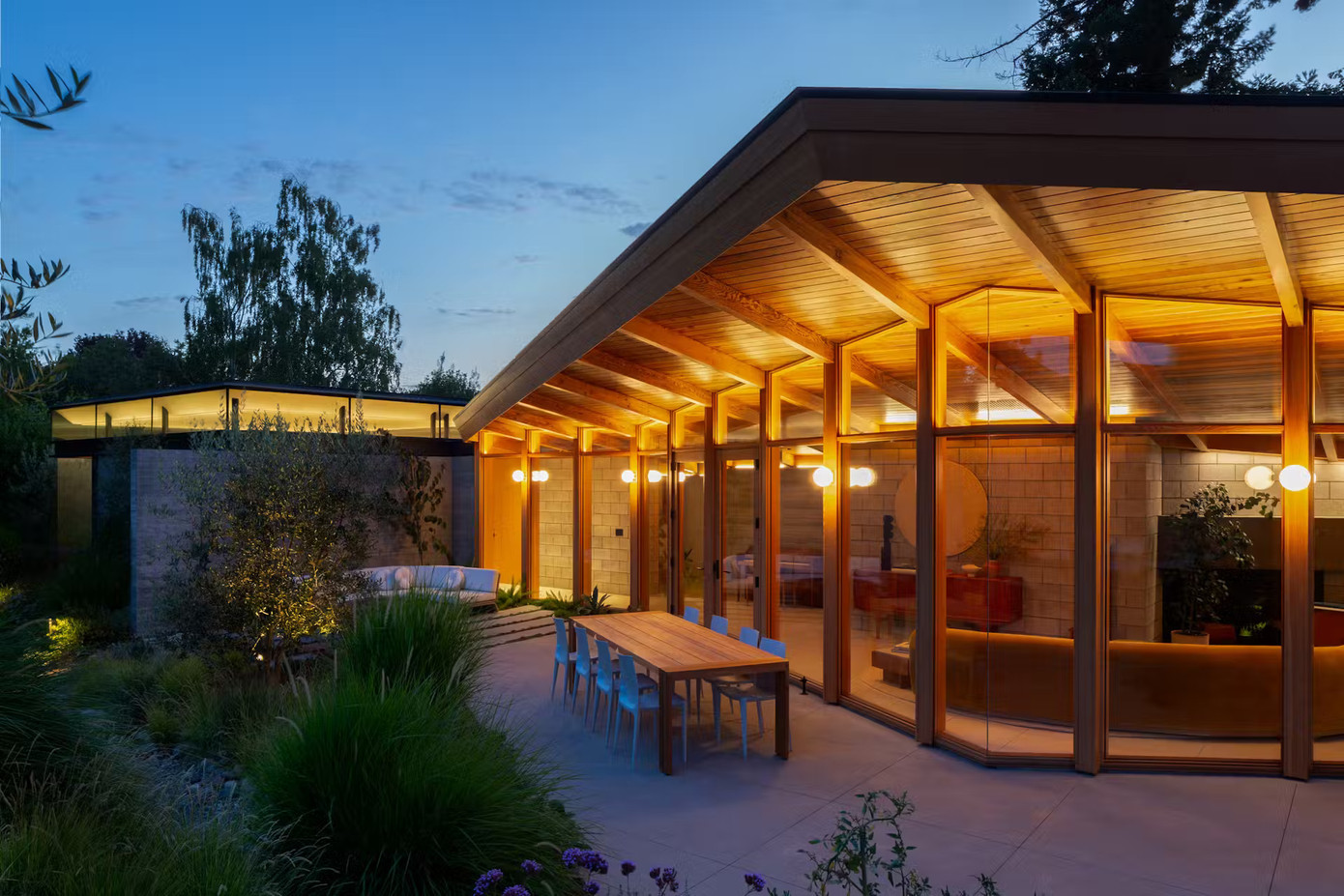 Với hệ mái điều khắc hình nhện và các máng nước độc đáo, ngôi nhà là một tổng thể hoàn chỉnh. Hệ dầm mái được thiết kế dốc xuống ở điểm giữa và sau đó bổ sung thêm phần mở rộng phía sau trải dài theo toàn bộ chiều dài của ngôi nhà. Điều này giúp mở rộng trần nhà trong khu bếp và phòng ngủ vốn khá tối.