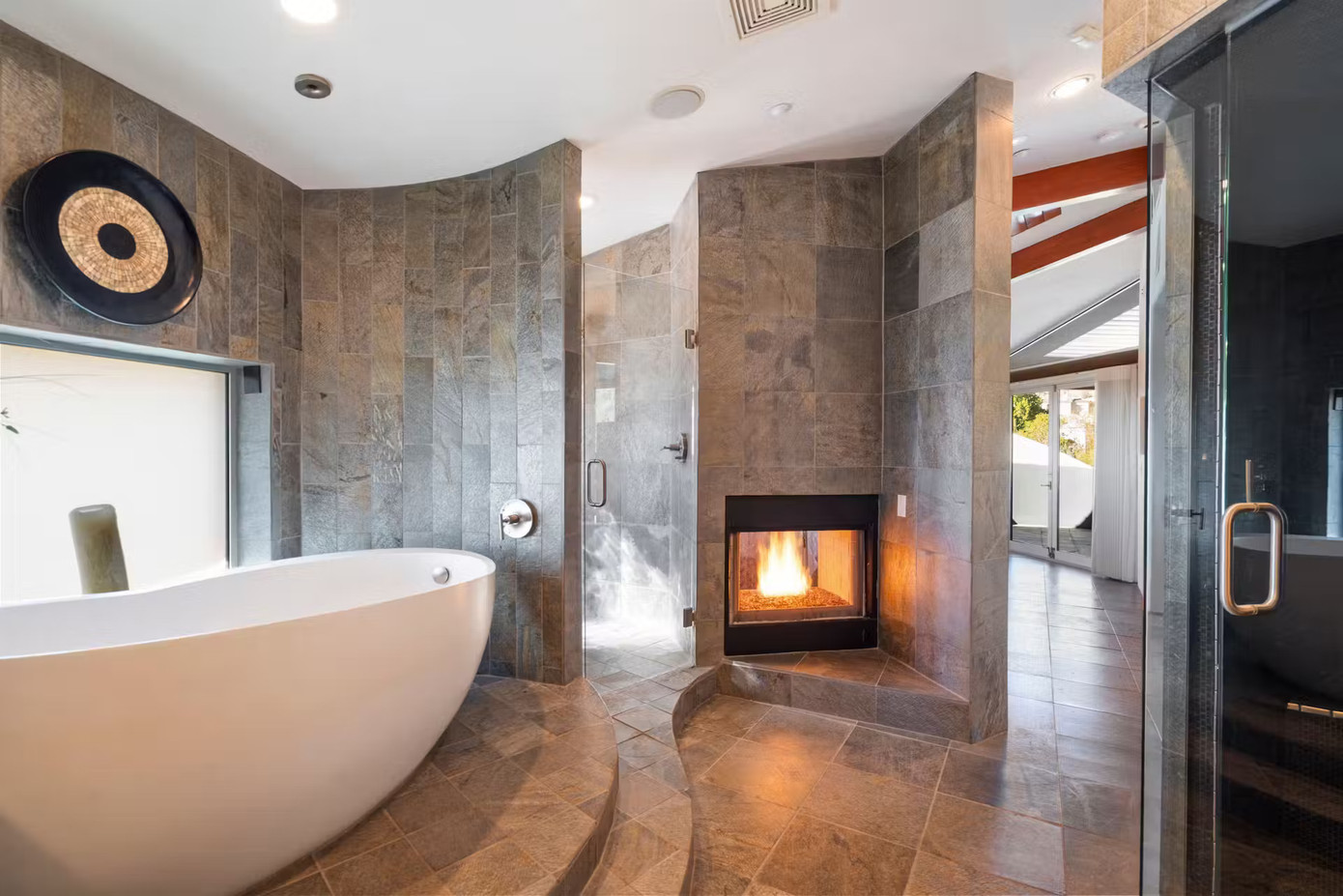 Ngôi nhà có 5 phòng tắm chính và 2 phòng tắm phụ được thiết kế độc đáo với những đường cong mềm mại kết hợp với lát sàn, tường bằng đá tự nhiên. Ngôi nhà có 5 phòng tắm chính và 2 phòng tắm phụ được thiết kế độc đáo với những đường cong mềm mại kết hợp với lát sàn, tường bằng đá tự nhiên.