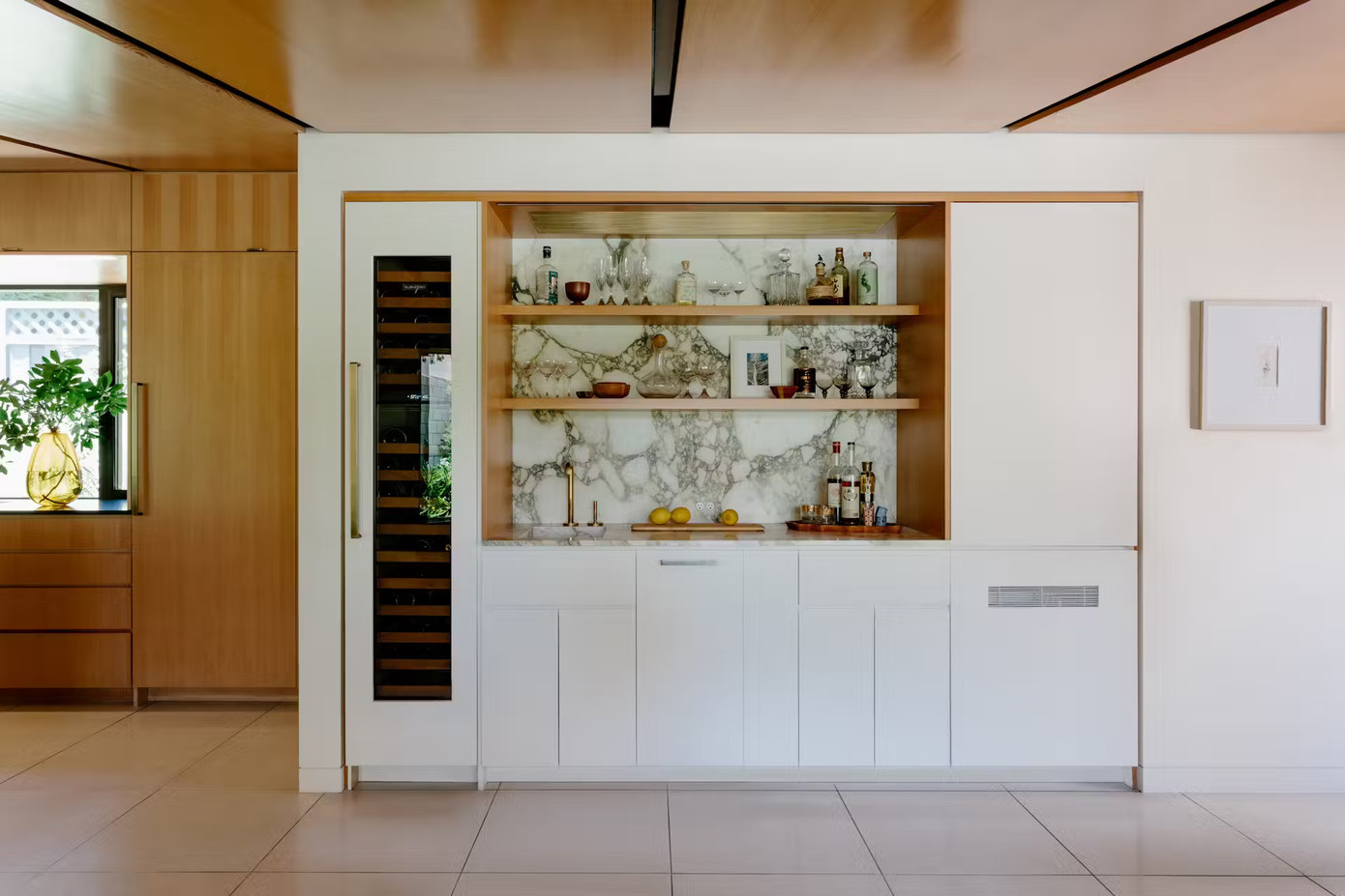 Hệ tủ âm tường được thiết kế khéo léo làm cho ngôi nhà có cảm giác rộng rãi hơn.