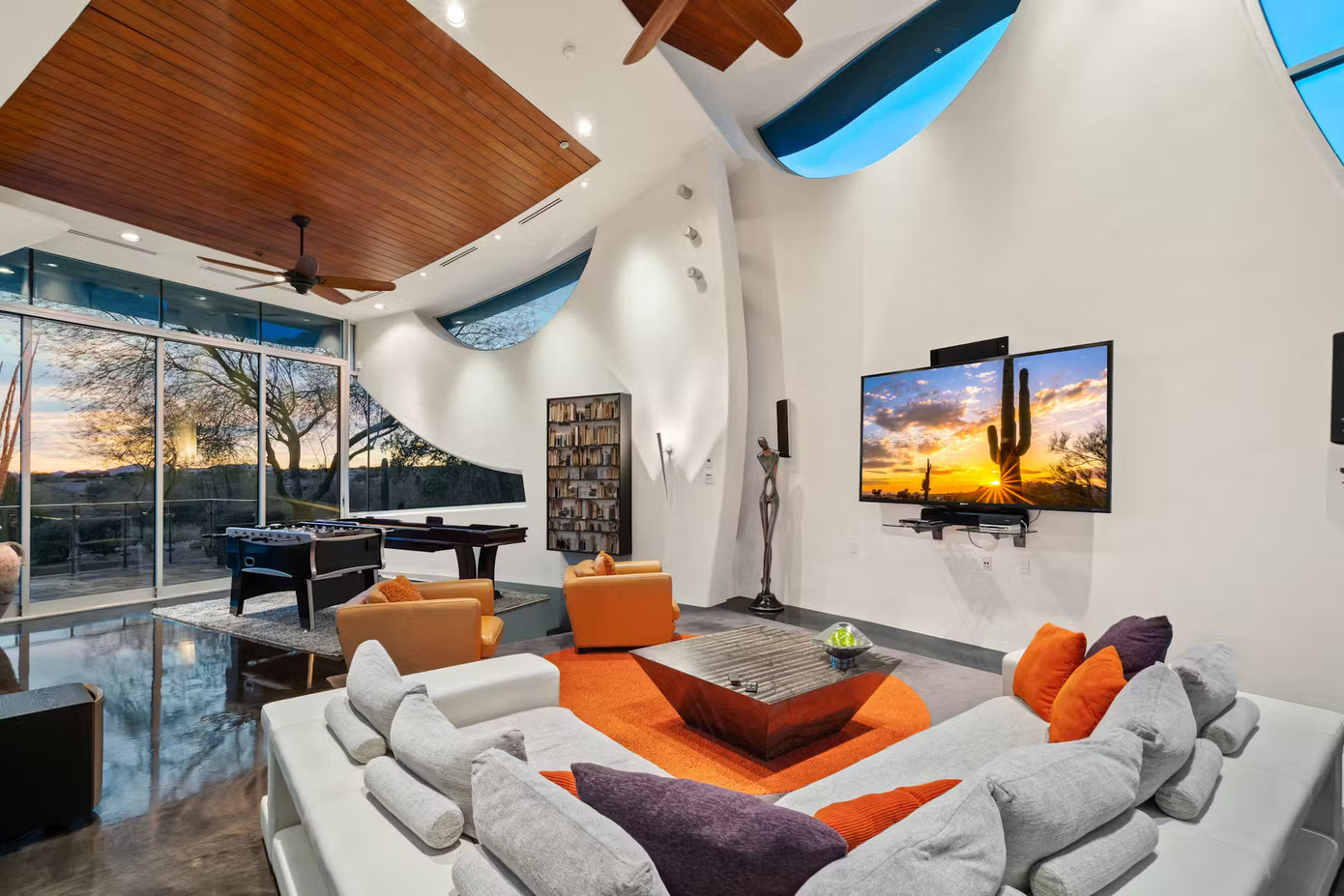 Mặt bằng thiết kế độc đáo với phần trung tâm kết nối với khu bếp hiện đại, không gian sinh hoạt rộng rãi với ba phòng ngủ, bao gồm một phòng ngủ chính ở tầng trên. Mặt bằng thiết kế độc đáo với phần trung tâm kết nối với khu bếp hiện đại, không gian sinh hoạt rộng rãi với ba phòng ngủ, bao gồm một phòng ngủ chính ở tầng trên.