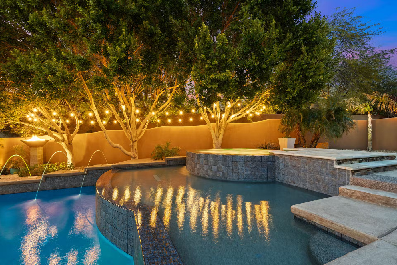 Điểm nhấn trong kiến trúc của khu biệt thự này chính là những đường cong và màu sắc cổ điển được kết hợp hài hoà với nhau tạo nên không một không gian vừa sang trọng vừa độc đáo và không bao giờ "lỗi thời". Điểm nhấn trong kiến trúc của khu biệt thự này chính là những đường cong và màu sắc cổ điển được kết hợp hài hoà với nhau tạo nên không một không gian vừa sang trọng vừa độc đáo và không bao giờ "lỗi thời".