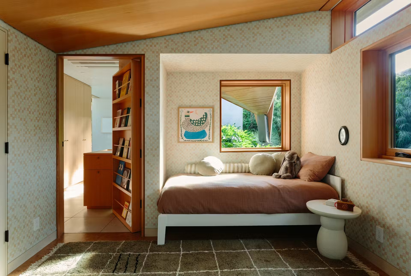 Phòng ngủ nhỏ dành cho các con được bố trí với tông màu tươi sáng, nhấn nhá bằng những nội thất tông trầm.