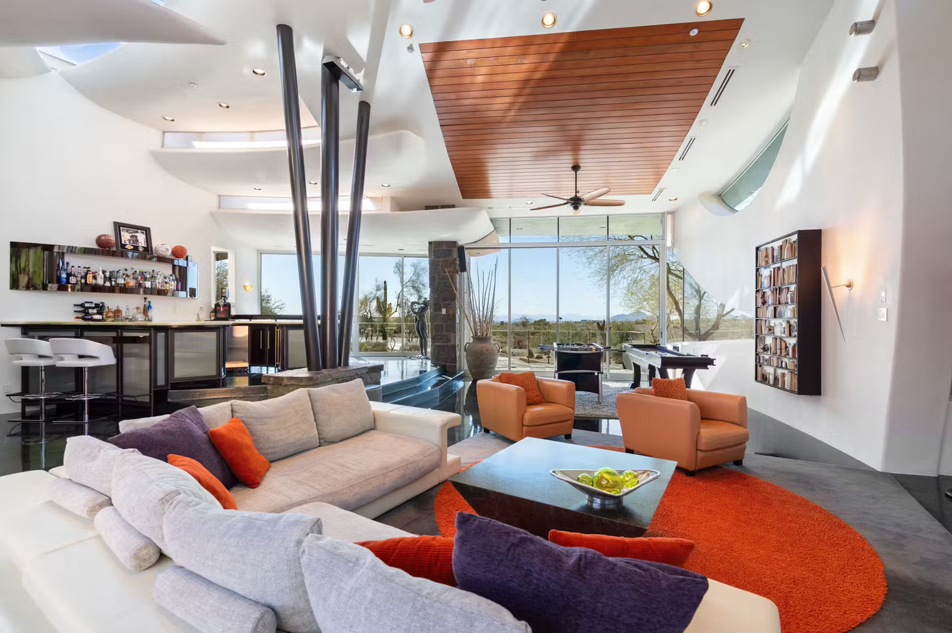 Thiết kế những ô cửa kính tấm lớn giúp không gian trong nhà luôn tràn ngập ánh sáng vào ban ngày và mở rộng tầm nhìn cho không gian. Thiết kế những ô cửa kính tấm lớn giúp không gian trong nhà luôn tràn ngập ánh sáng vào ban ngày và mở rộng tầm nhìn cho không gian.