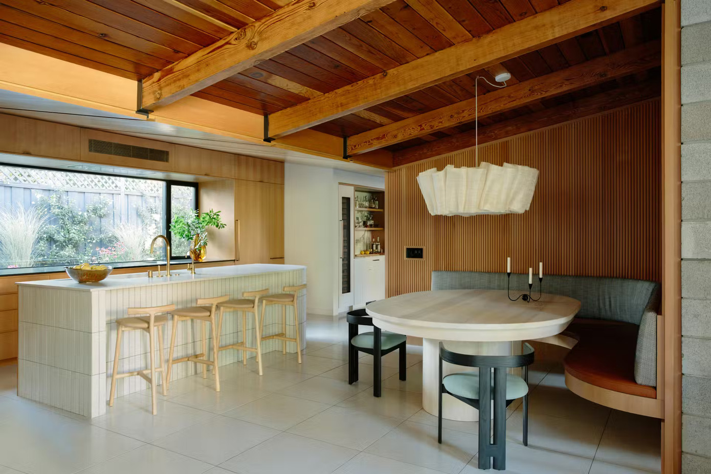 Không gian bếp được tạo điểm nhấn bằng quầy bar mini sáng màu.