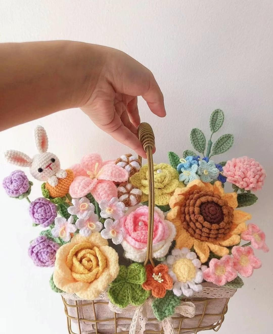 Qua bàn tay khéo léo của các bạn trẻ, những bông hoa len sống động như thật.