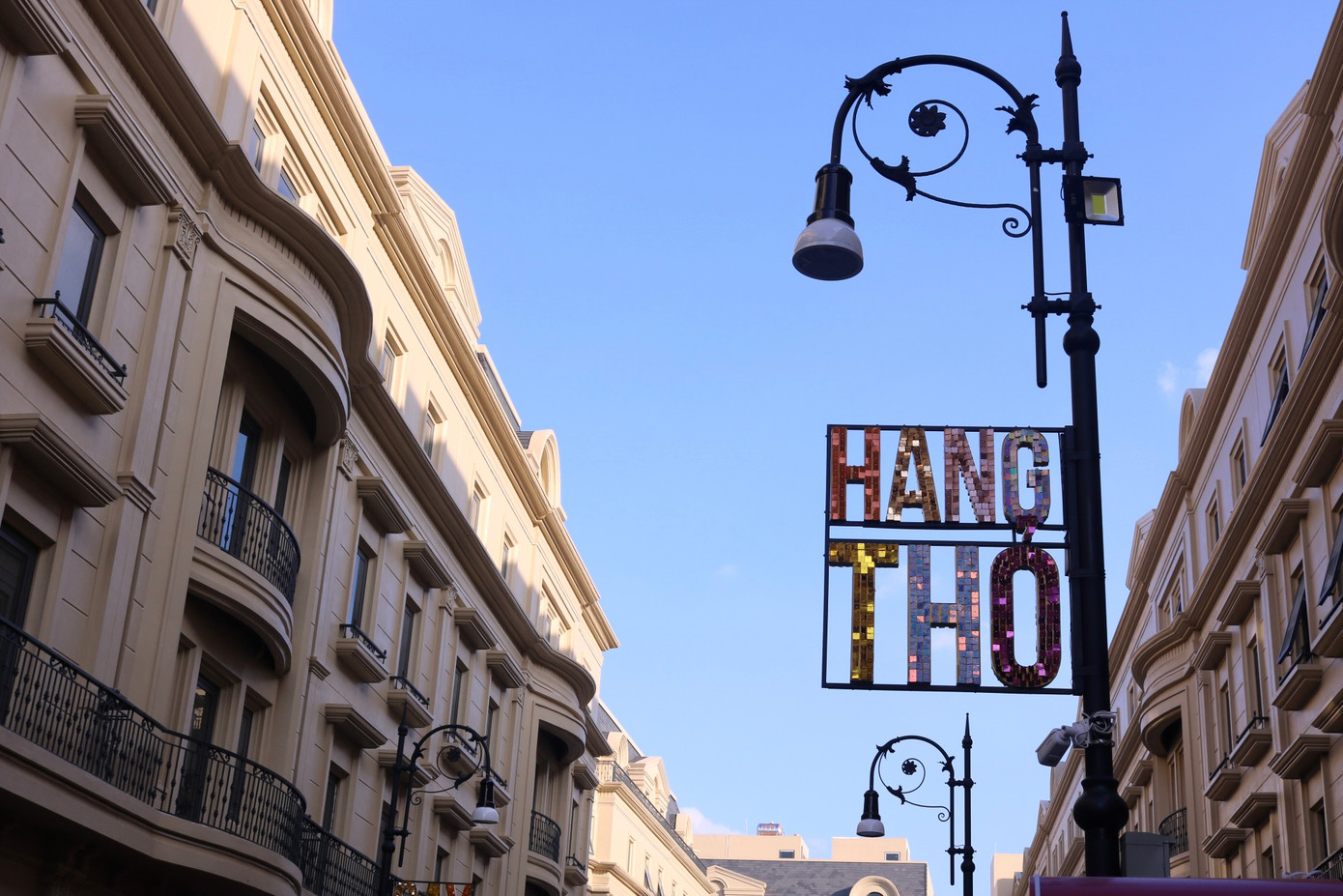 Phố đi bộ nằm cuối ngõ 214 Nguyễn Xiển, tiệm cận hàng loạt các trục đường lớn như Khuất Duy Tiến, Nguyễn Trãi, Vành đai 3, Vành đai 3,5, giao thông rất thuận tiện.